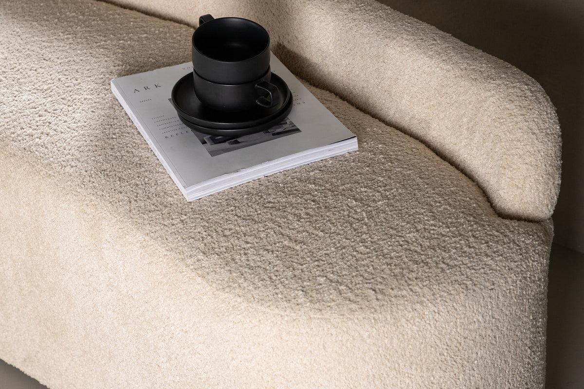 Pocatello Sofa in Weiss präsentiert im Onlineshop von KAQTU Design AG. 2er Sofa ist von Venture Home
