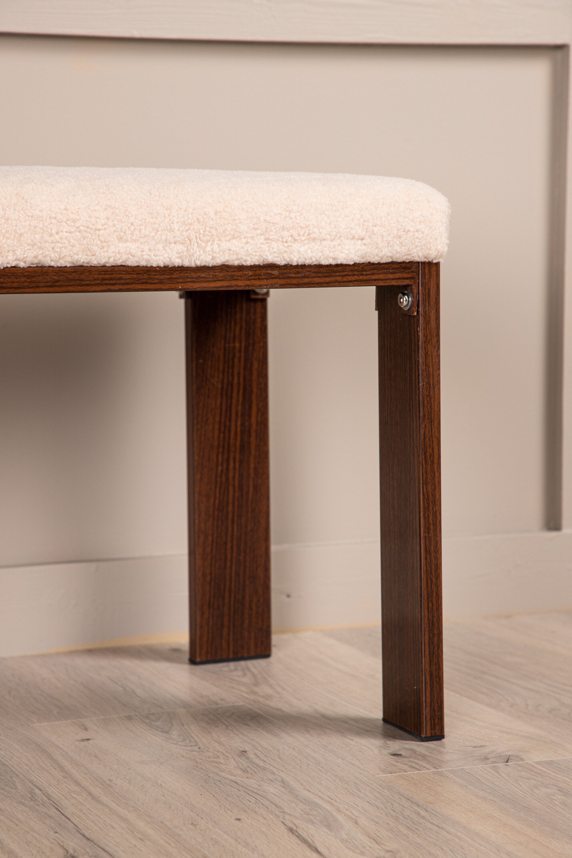 Chester Bank in Weiss präsentiert im Onlineshop von KAQTU Design AG. Sitzbank ist von Venture Home