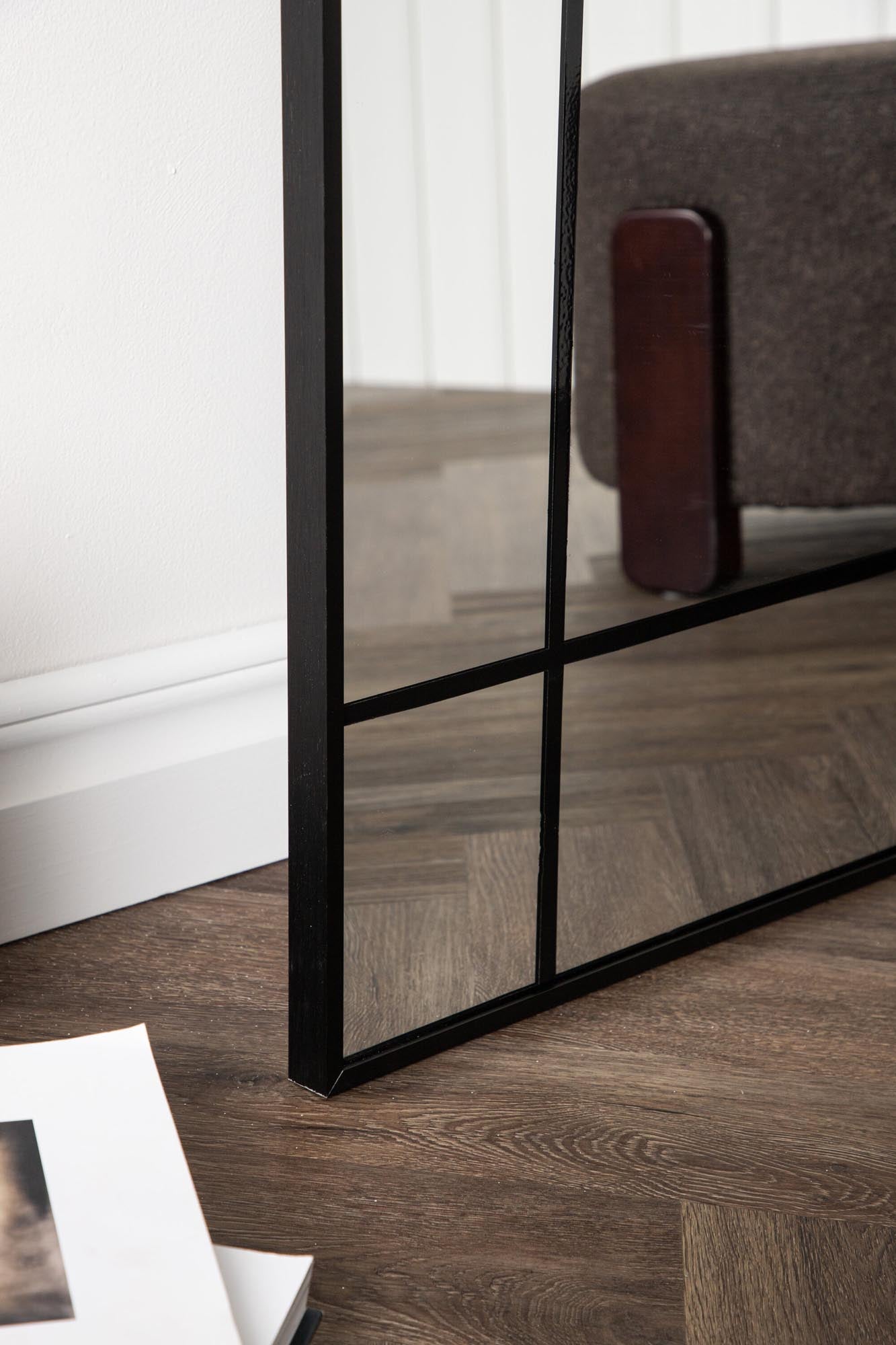 Moderner Lake Spiegel von Venture Home für stilvolle Raumgestaltung.