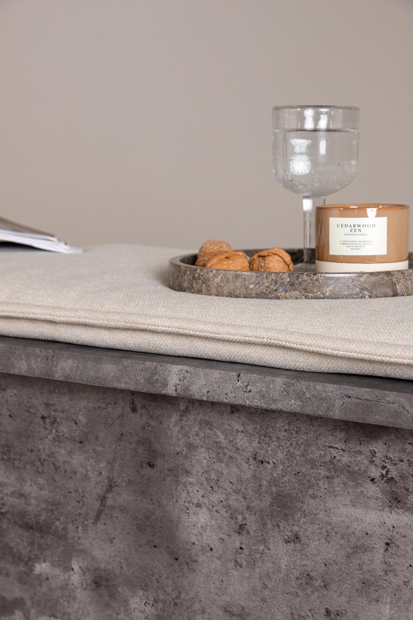 Kellogg Bank von Venture Home: Elegante Sitzbank mit beigem Kissen, robustem Industriedesign und vielseitigen Einsatzmöglichkeiten für Ihr Zuhause.