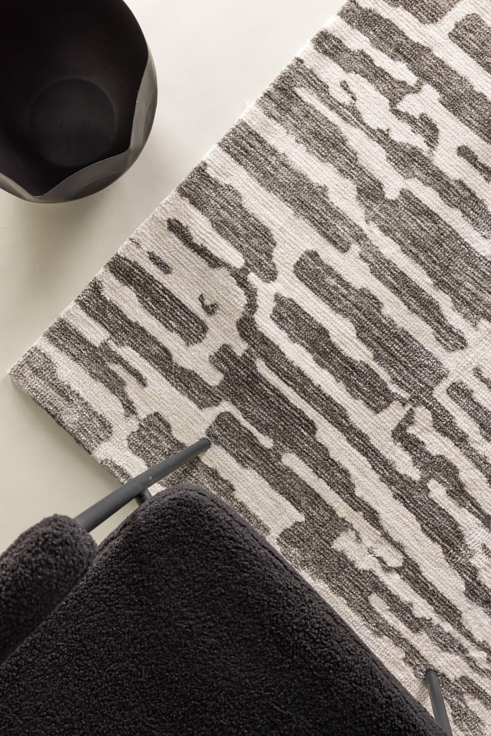 Milos Teppich in Grau präsentiert im Onlineshop von KAQTU Design AG. Teppich ist von Venture Home