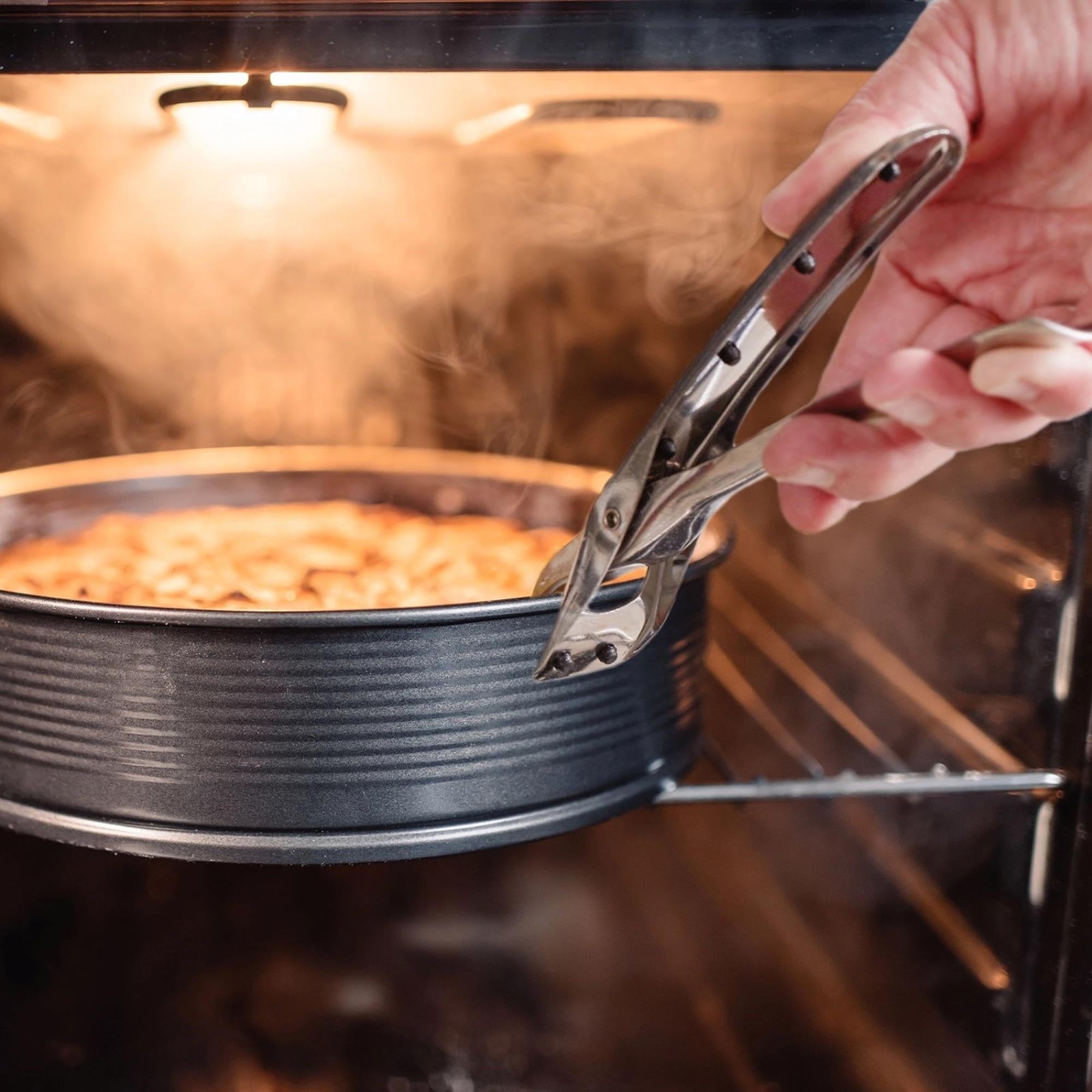 Robuste Ofenzange von Westmark, perfekt für sicheres Heben heisser Backbleche, langlebig und einfach zu handhaben.