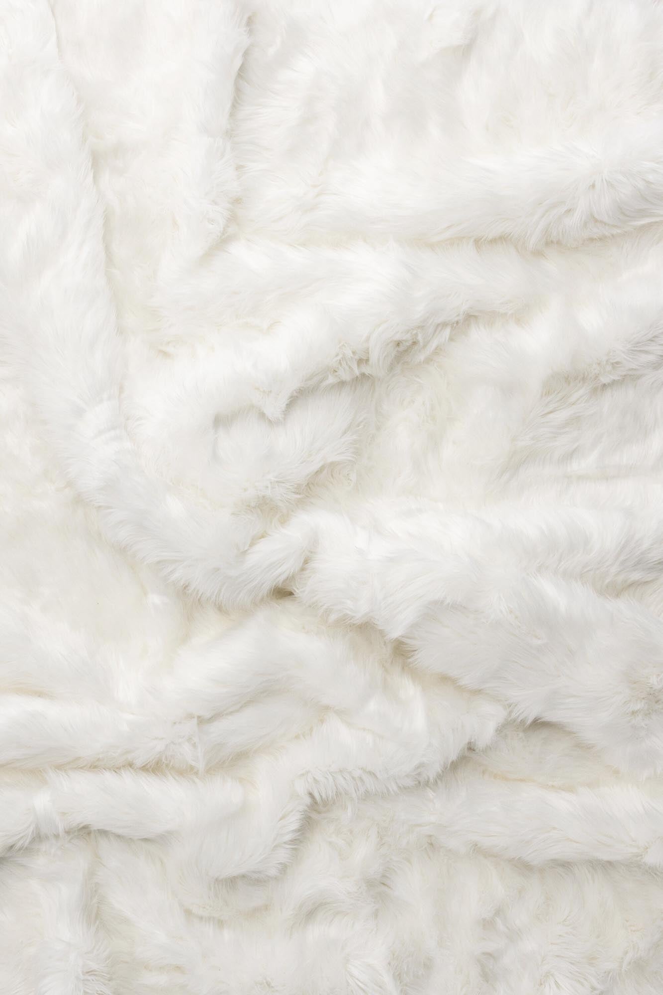 Entdecken Sie die Katy Decke von Venture Home – eine elegante, beige Acryl-Decke, die Wärme und Stil in Ihr Zuhause bringt.