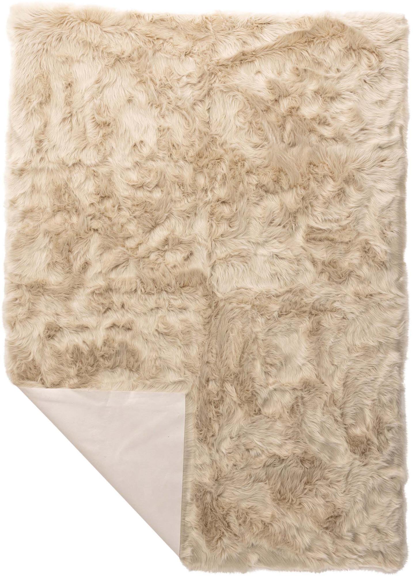 Die Katy Decke von Venture Home vereint Eleganz und Funktionalität. Aus hochwertigem Acryl gefertigt, sorgt sie für Wärme und Stil in jedem Raum.