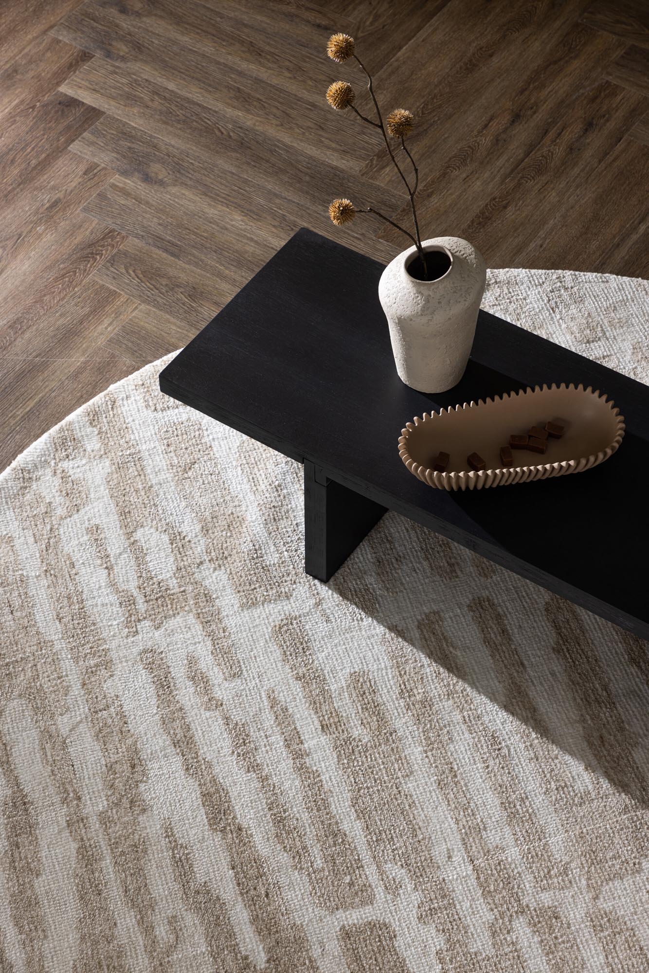 Milos Teppich in Beige präsentiert im Onlineshop von KAQTU Design AG. Teppich ist von Venture Home