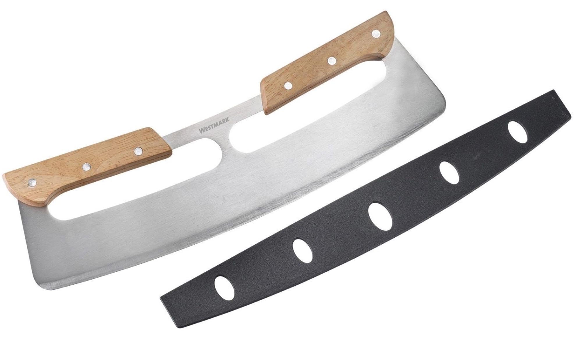 Entdecken Sie das Westmark Pizza Wiegemesser Pro: scharfe Edelstahlklinge, ergonomisches Design, spülmaschinenfest. Perfekt für Pizza-Liebhaber!