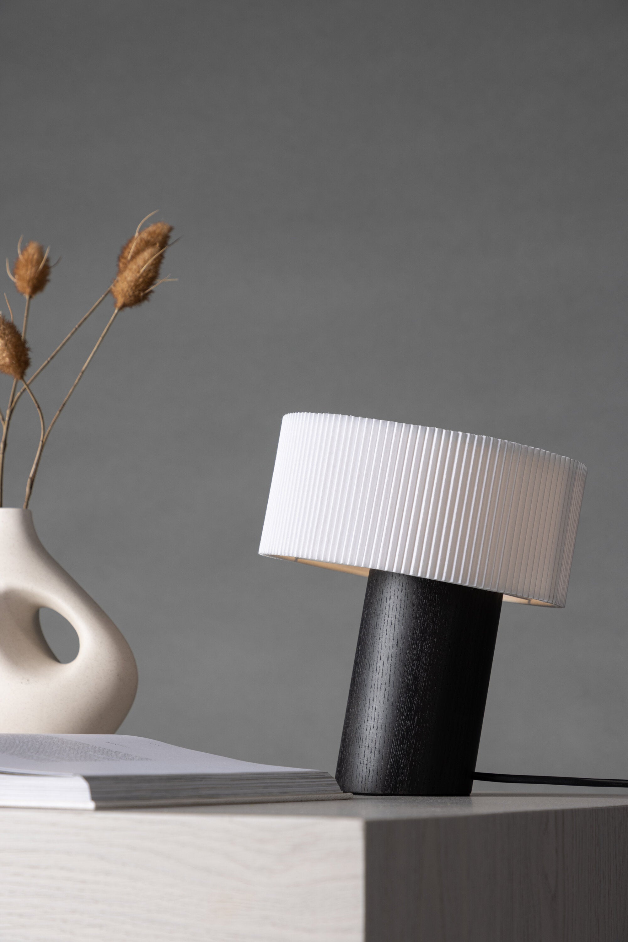 Branäs Tischlampe in Schwarz präsentiert im Onlineshop von KAQTU Design AG. Tischleuchte ist von Venture Home