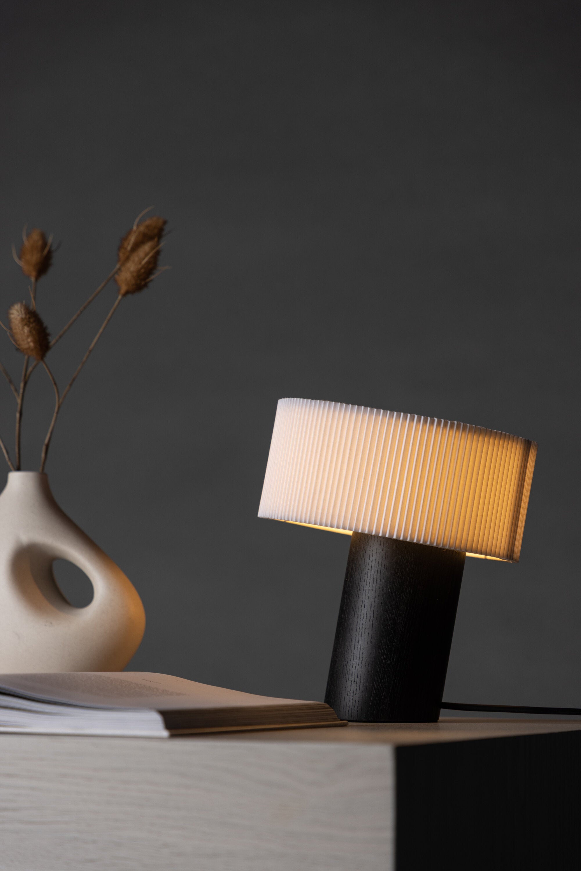 Branäs Tischlampe in Schwarz präsentiert im Onlineshop von KAQTU Design AG. Tischleuchte ist von Venture Home