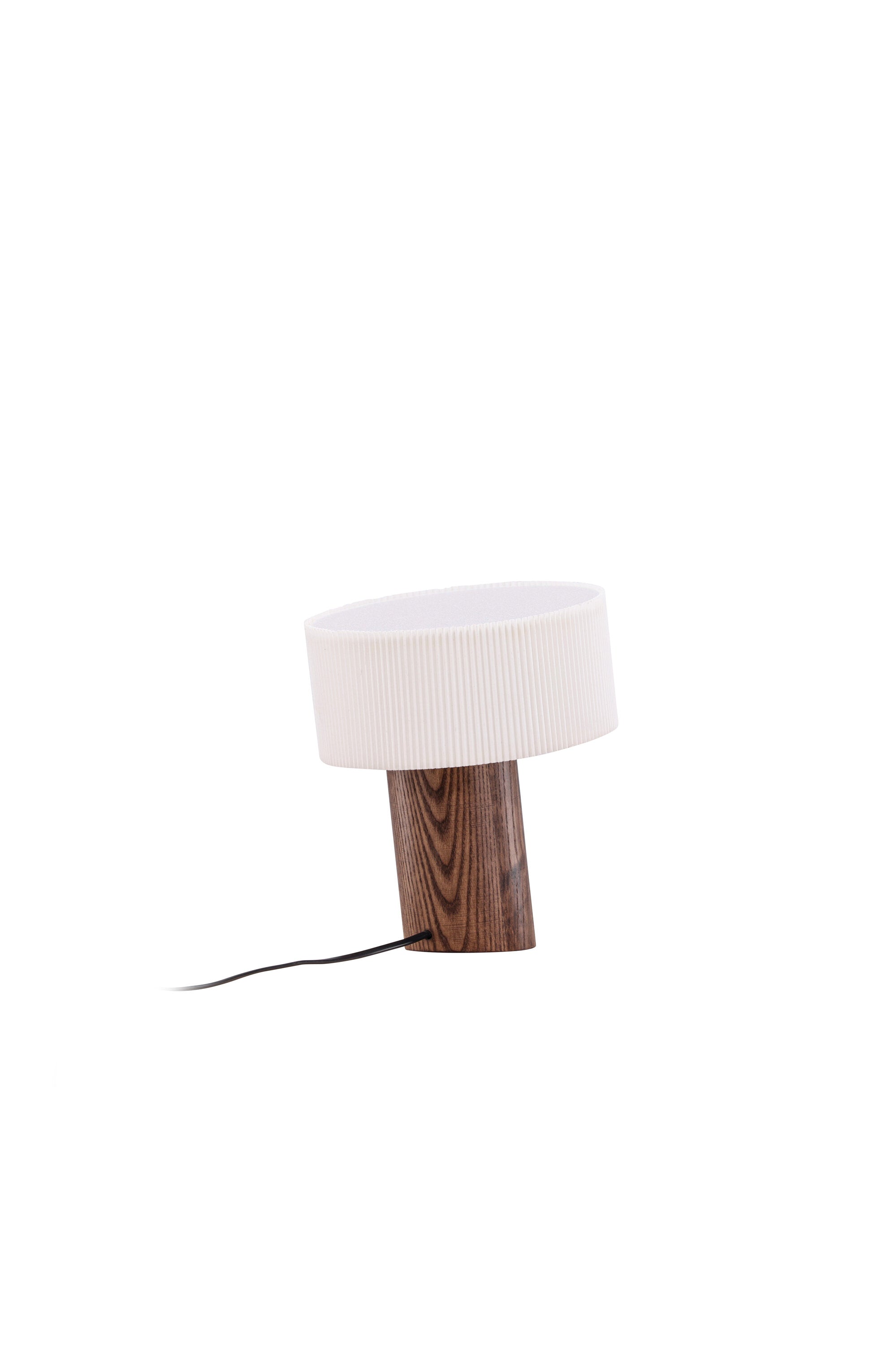 Branäs Tischlampe in Nussbaum präsentiert im Onlineshop von KAQTU Design AG. Tischleuchte ist von Venture Home