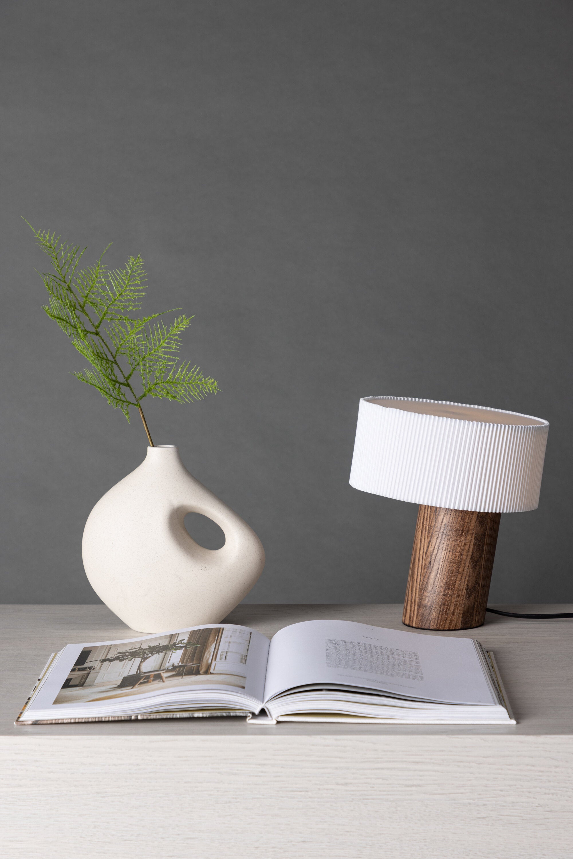 Branäs Tischlampe in Nussbaum präsentiert im Onlineshop von KAQTU Design AG. Tischleuchte ist von Venture Home
