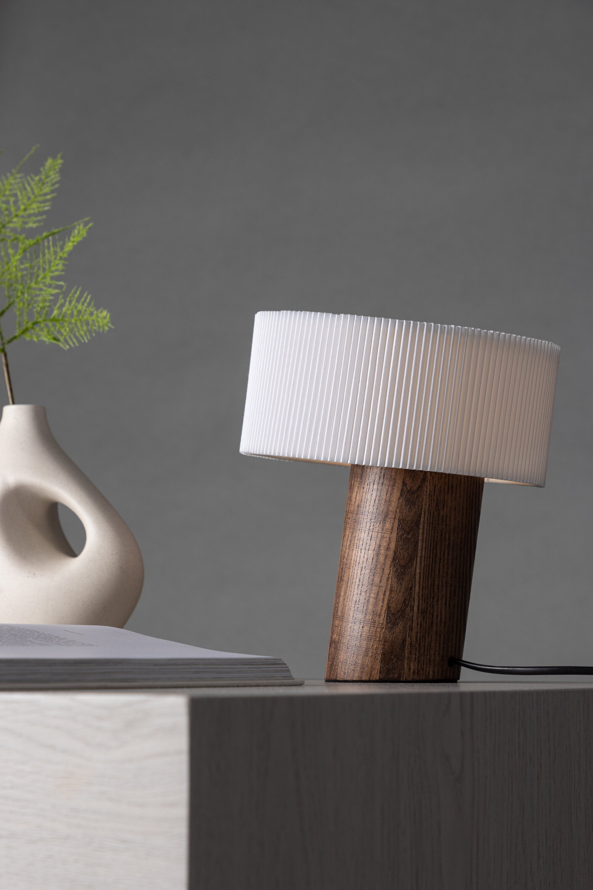 Branäs Tischlampe in Nussbaum präsentiert im Onlineshop von KAQTU Design AG. Tischleuchte ist von Venture Home
