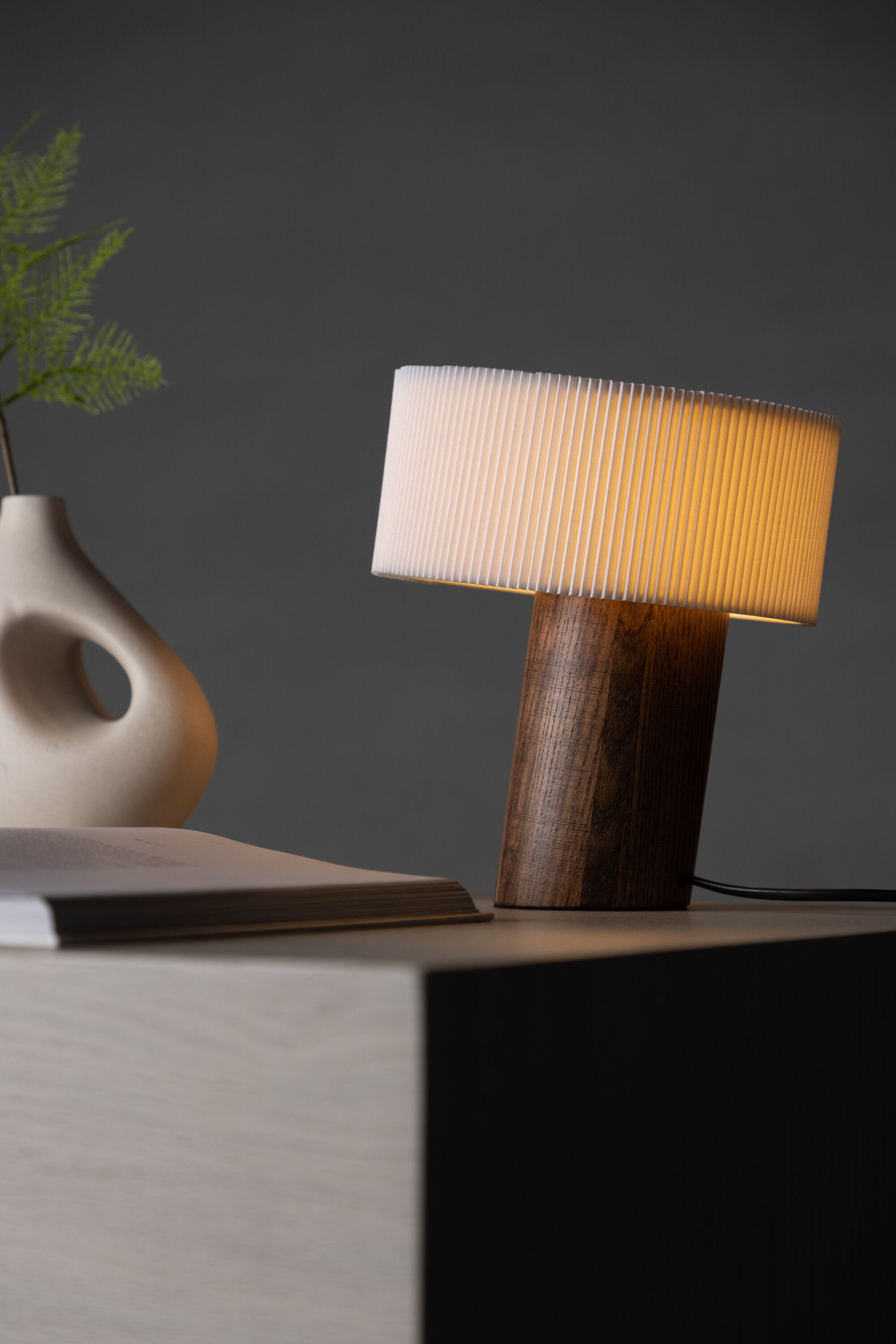 Branäs Tischlampe in Nussbaum präsentiert im Onlineshop von KAQTU Design AG. Tischleuchte ist von Venture Home