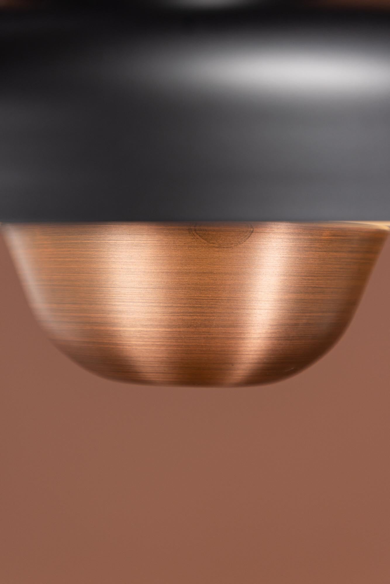 Elegante Högbyn Leuchte: Zeitloses Design aus robustem Stahl.