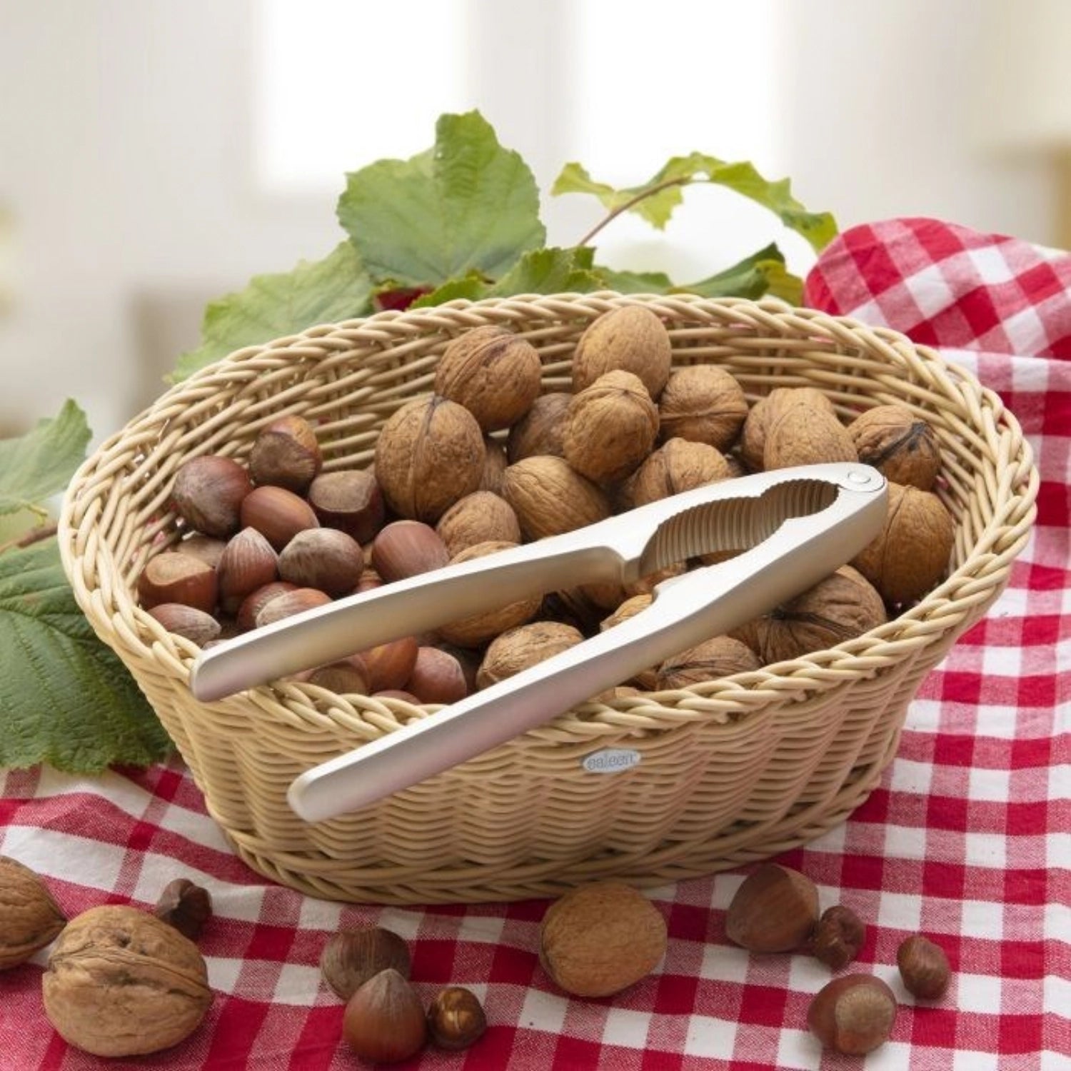 Erleben Sie den Nussknacker Elegante Monopol Edition von Westmark. Stilvolles Design, robuste Materialien und müheloses Knacken für Nüsse!