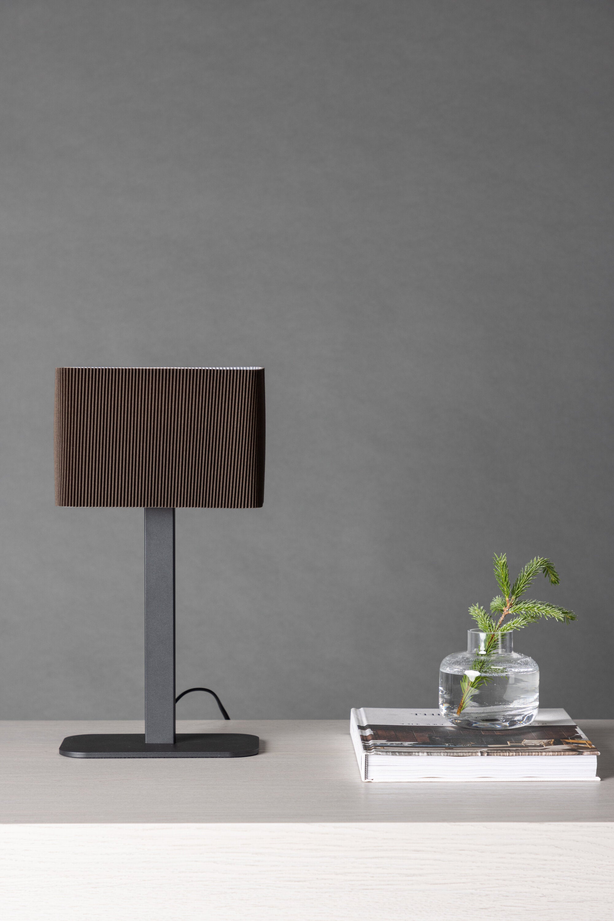 Idre Tischlampe in Mokka präsentiert im Onlineshop von KAQTU Design AG. Tischleuchte ist von Venture Home