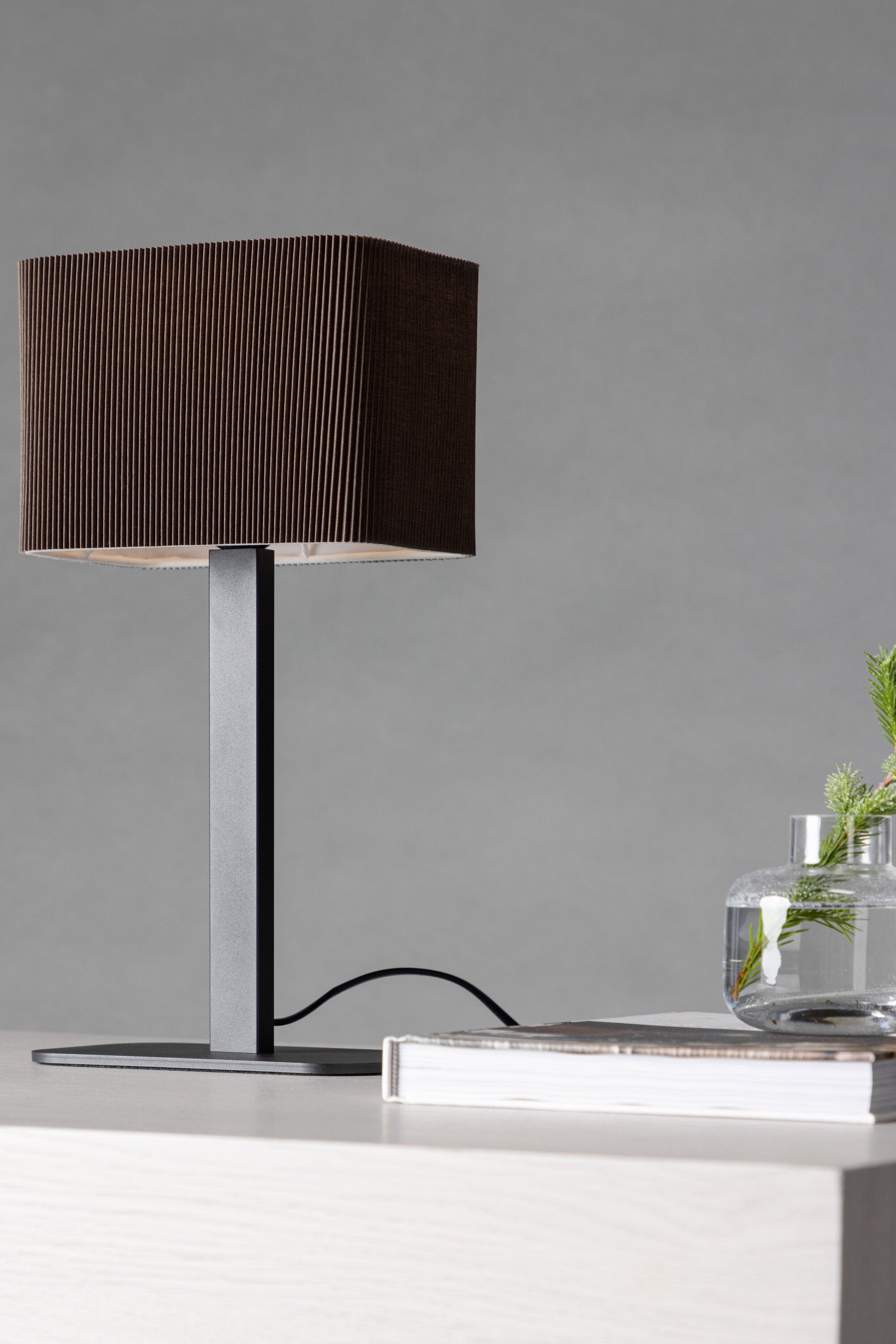 Idre Tischlampe in Mokka präsentiert im Onlineshop von KAQTU Design AG. Tischleuchte ist von Venture Home