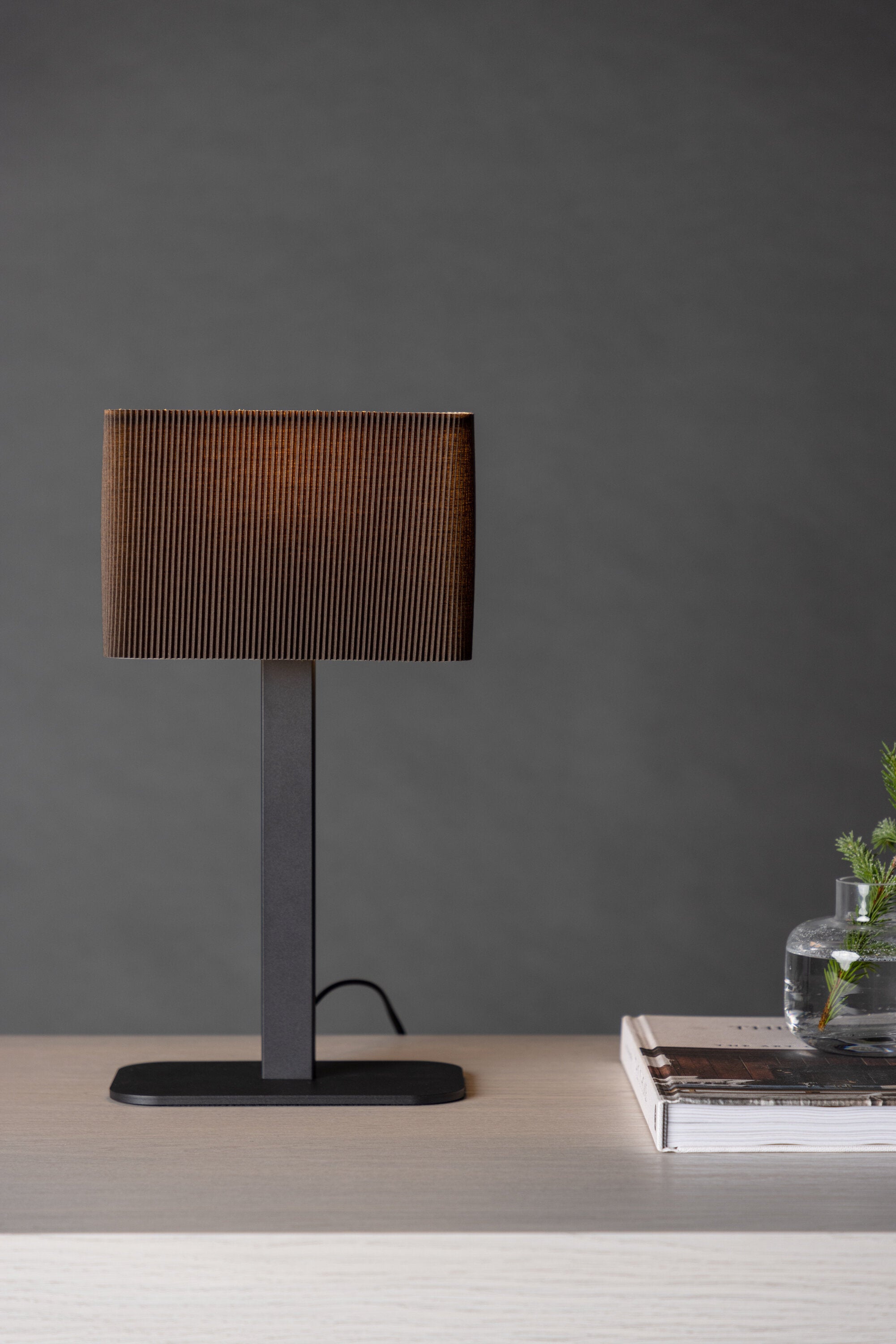 Idre Tischlampe in Mokka präsentiert im Onlineshop von KAQTU Design AG. Tischleuchte ist von Venture Home