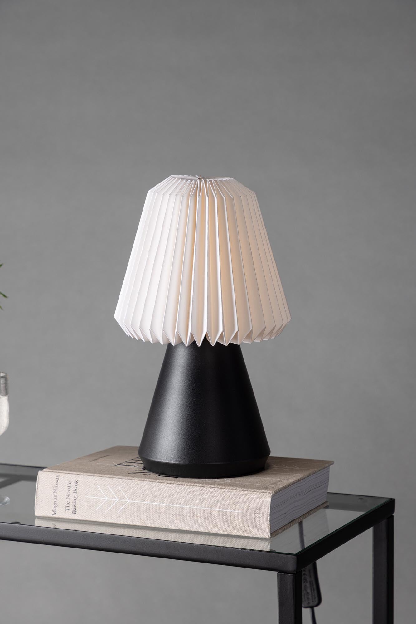 Elegante Fjällen Tischlampe von Venture Home: Zeitloses Design mit schwarzem Holzsockel und sanftem Licht für jeden Raum.