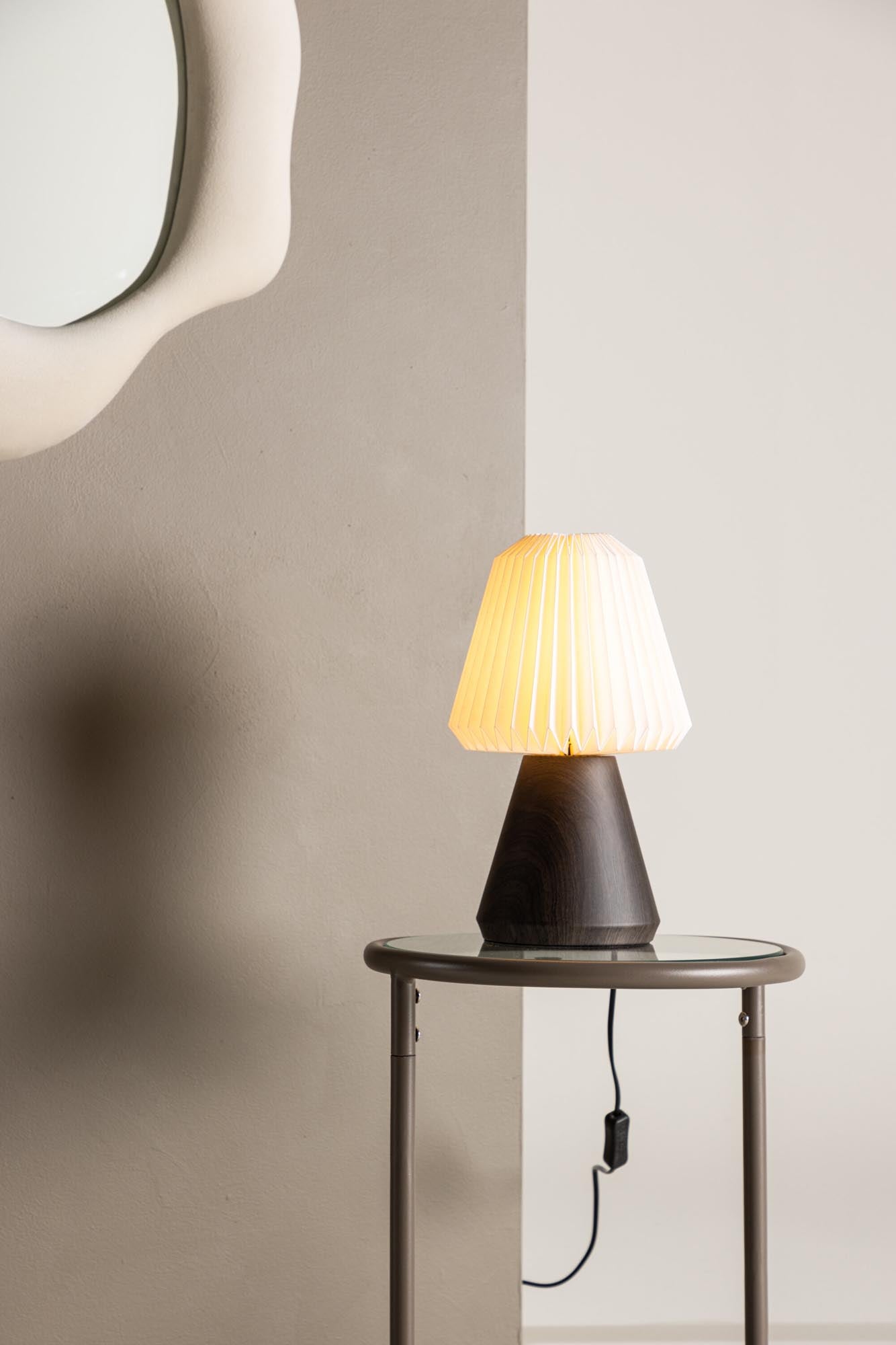 Elegante Fjällen Tischleuchte von Venture Home für warmes Ambiente.