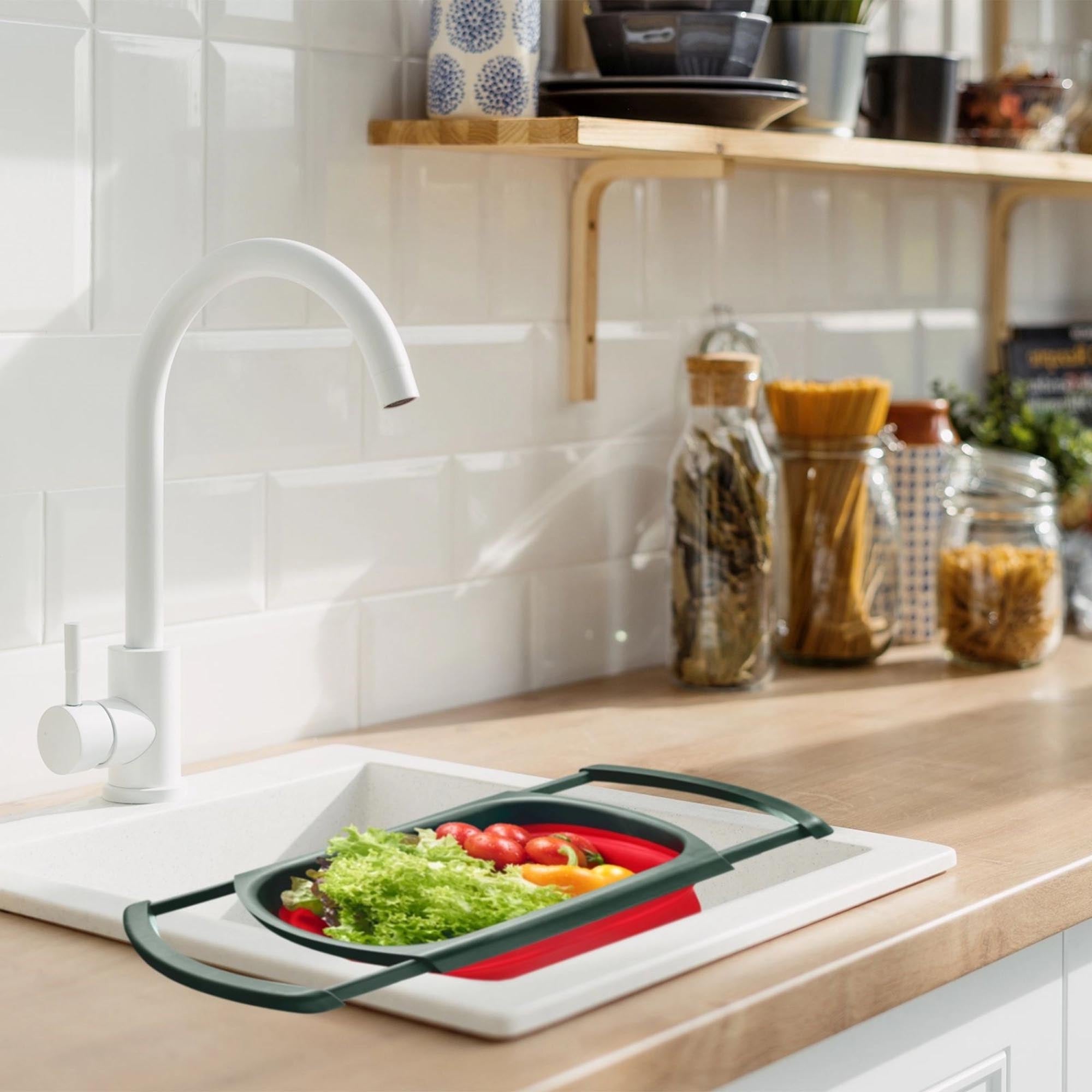 Ausziehbares Abtropfsieb von Westmark, platzsparend und vielseitig, ideal für Spülen und Küchenanwendungen.