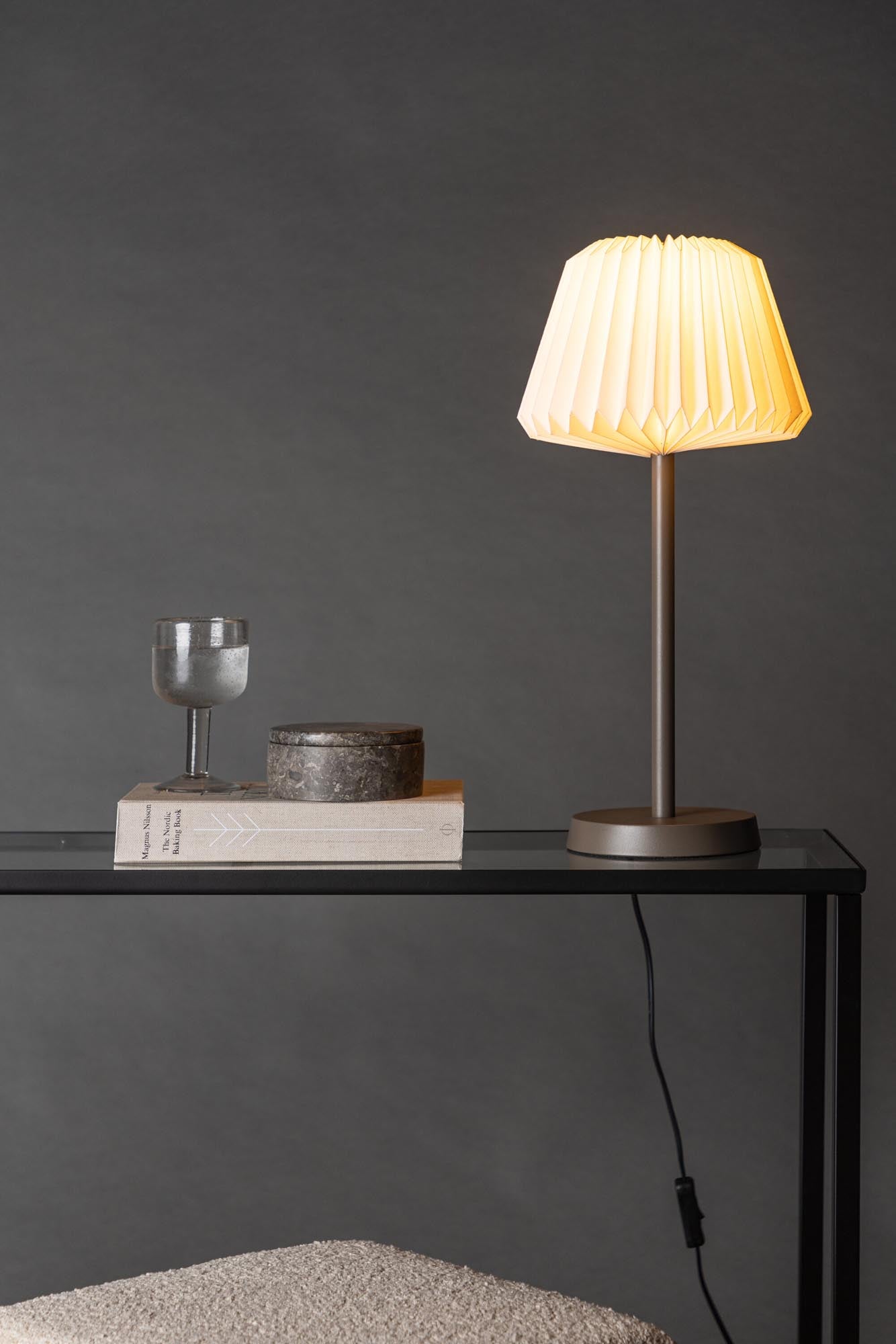 Tandådalen Tischlampe: Modernes Design trifft auf Funktionalität.