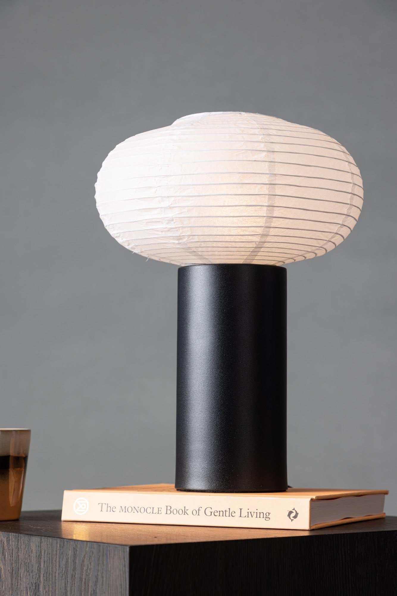 Hovfjället Tischlampe: Stilvolles Schwarz-Weiß-Design, nachhaltige Materialien und einladendes Licht für jeden Raum.