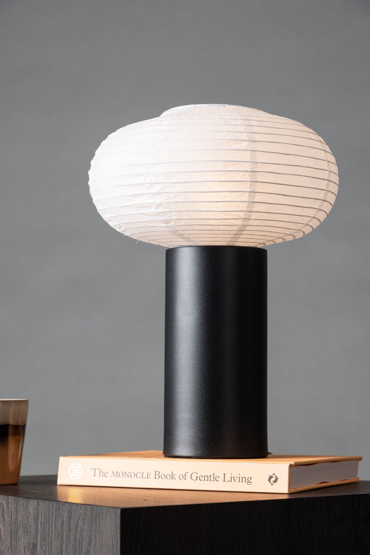 Hovfjället Tischlampe in Schwarz präsentiert im Onlineshop von KAQTU Design AG. Tischleuchte ist von Venture Home