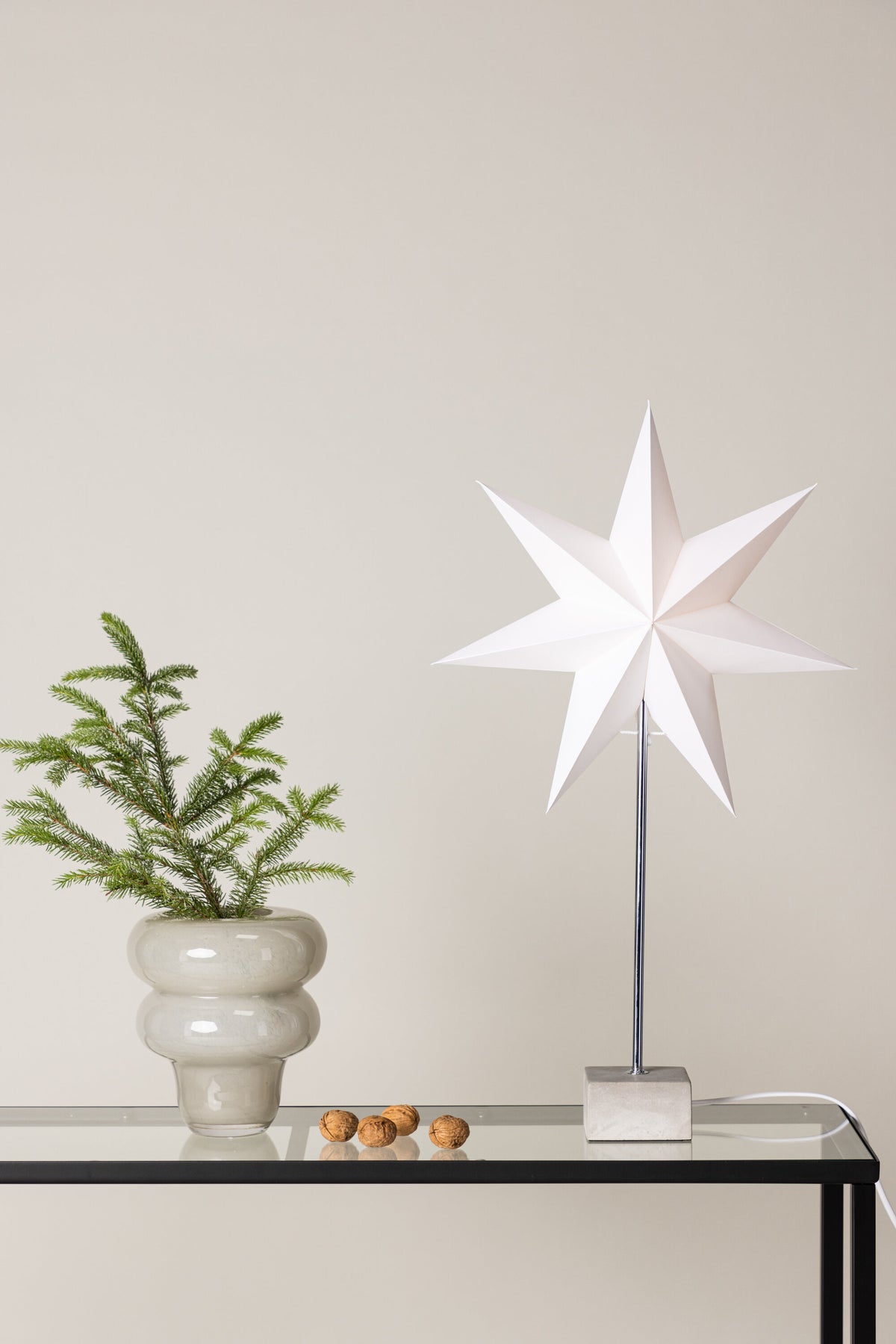 Grövelfjäll Tischlampe in Weiss präsentiert im Onlineshop von KAQTU Design AG. Weihnachtszubehör ist von Venture Home