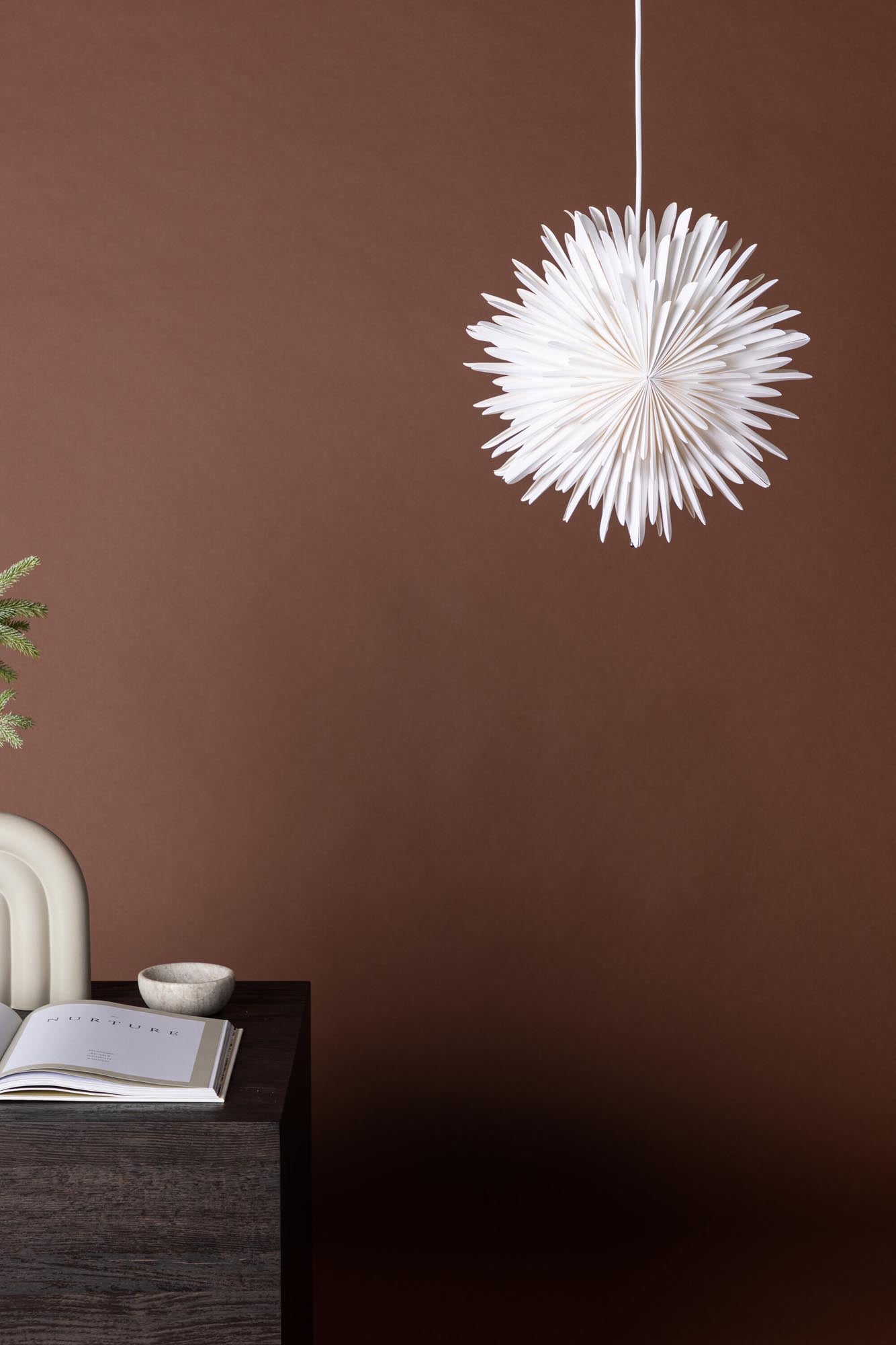 Entdecken Sie die Siegel Pendelleuchte von Venture Home – ein 100 cm großer Papierstern in sanftem Beige, der mit faszinierender Lichtstreuung und elegantem Design Ihr Zuhause das ganze Jahr über erhellt.