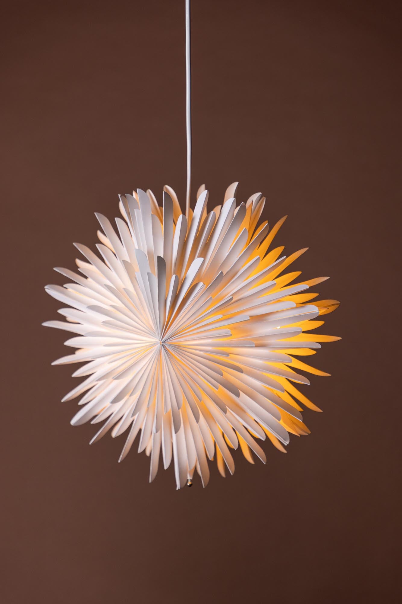 Elegante Siegel Pendelleuchte von Venture Home: Ein kunstvoller Papierstern für festliche Stimmung und ganzjährige Gemütlichkeit.