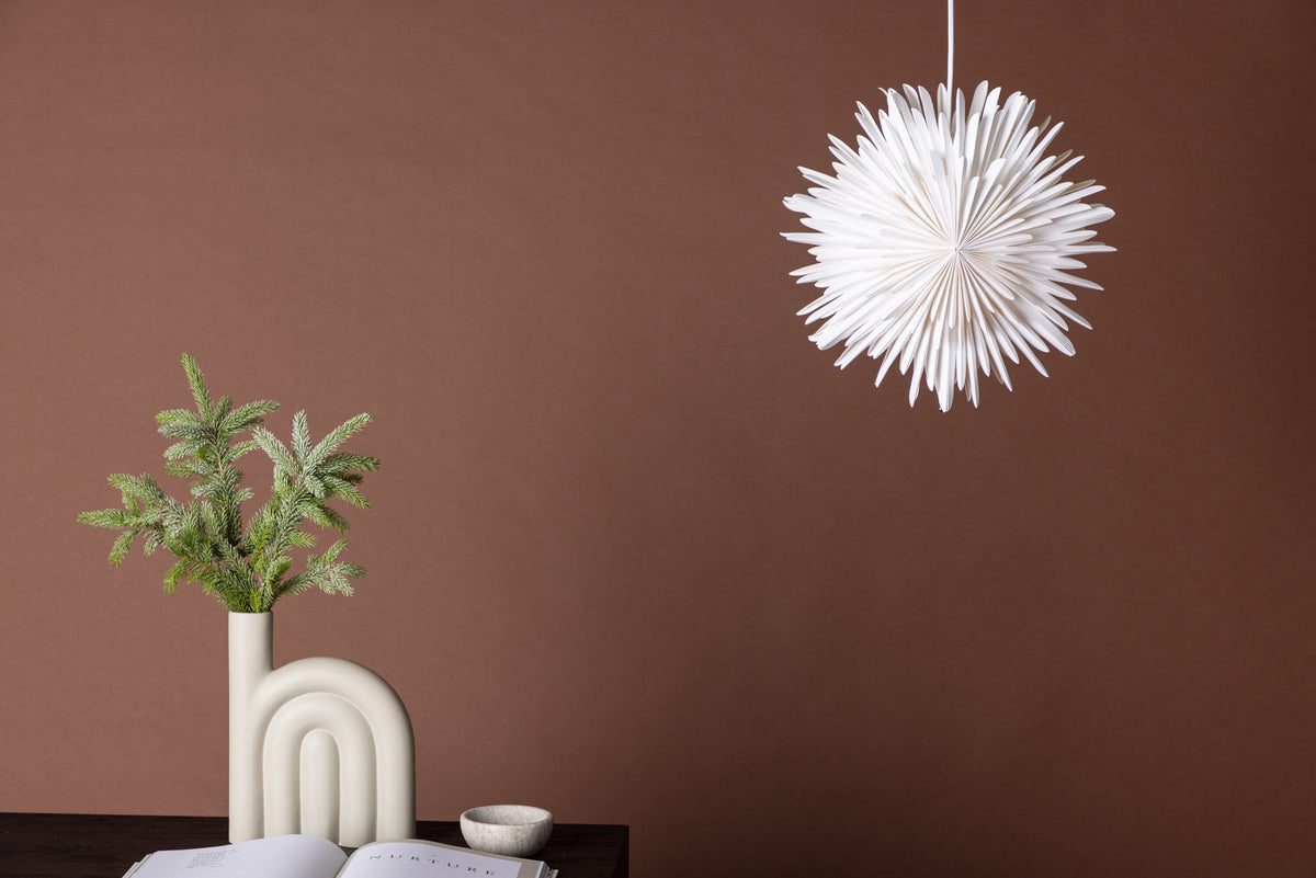 Siegel Pendelleuchte in Weiss präsentiert im Onlineshop von KAQTU Design AG. Pendelleuchte ist von Venture Home