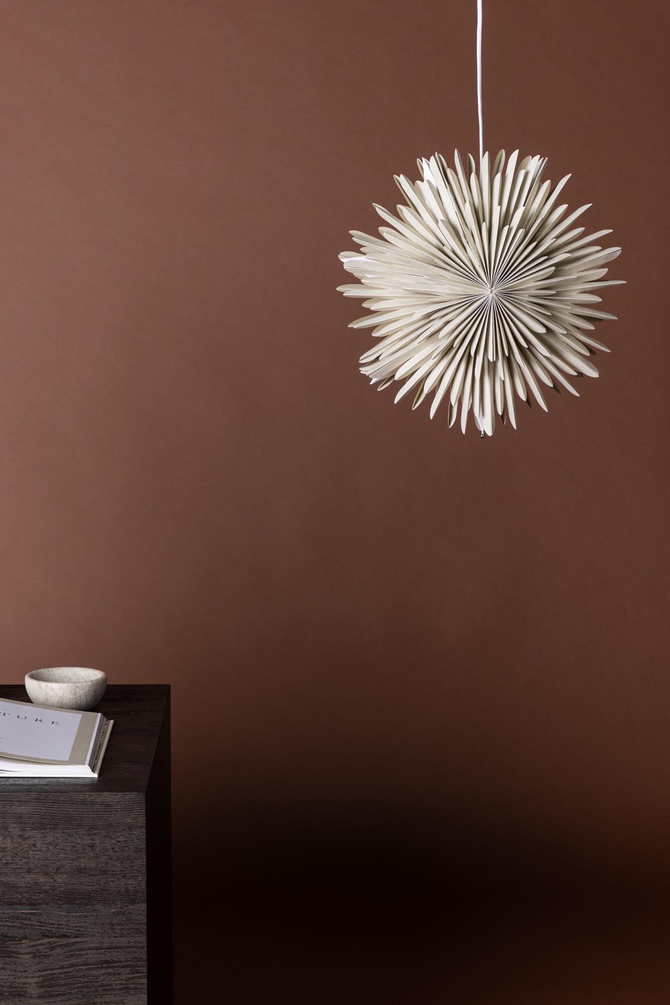 Verleihen Sie Ihrem Zuhause mit der Siegel Pendelleuchte von Venture Home einen Hauch von Eleganz. Dieser 100 cm große Papierstern sorgt für eine einladende Lichtstreuung und festliche Stimmung.