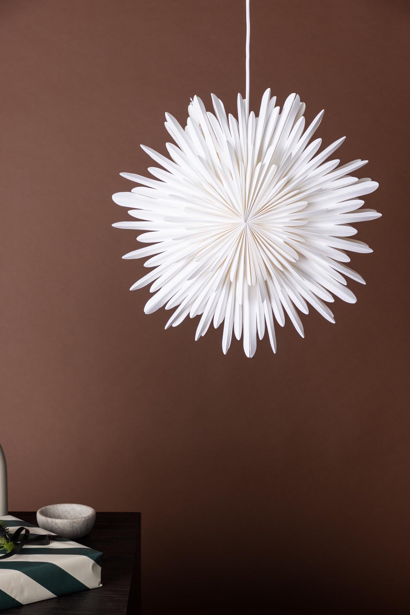 Entdecken Sie die Siegel Pendelleuchte von Venture Home – ein bezaubernder Papierstern, der mit seiner warmen Lichtstreuung und dem eleganten Design jeden Raum in eine festliche Oase verwandelt.