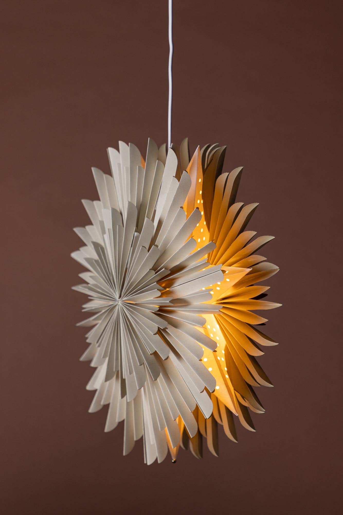 Faszinierende Siegel Pendelleuchte von Venture Home: Ein kunstvoller Papierstern für festliche Stimmung und ganzjährige Eleganz in Ihrem Zuhause.