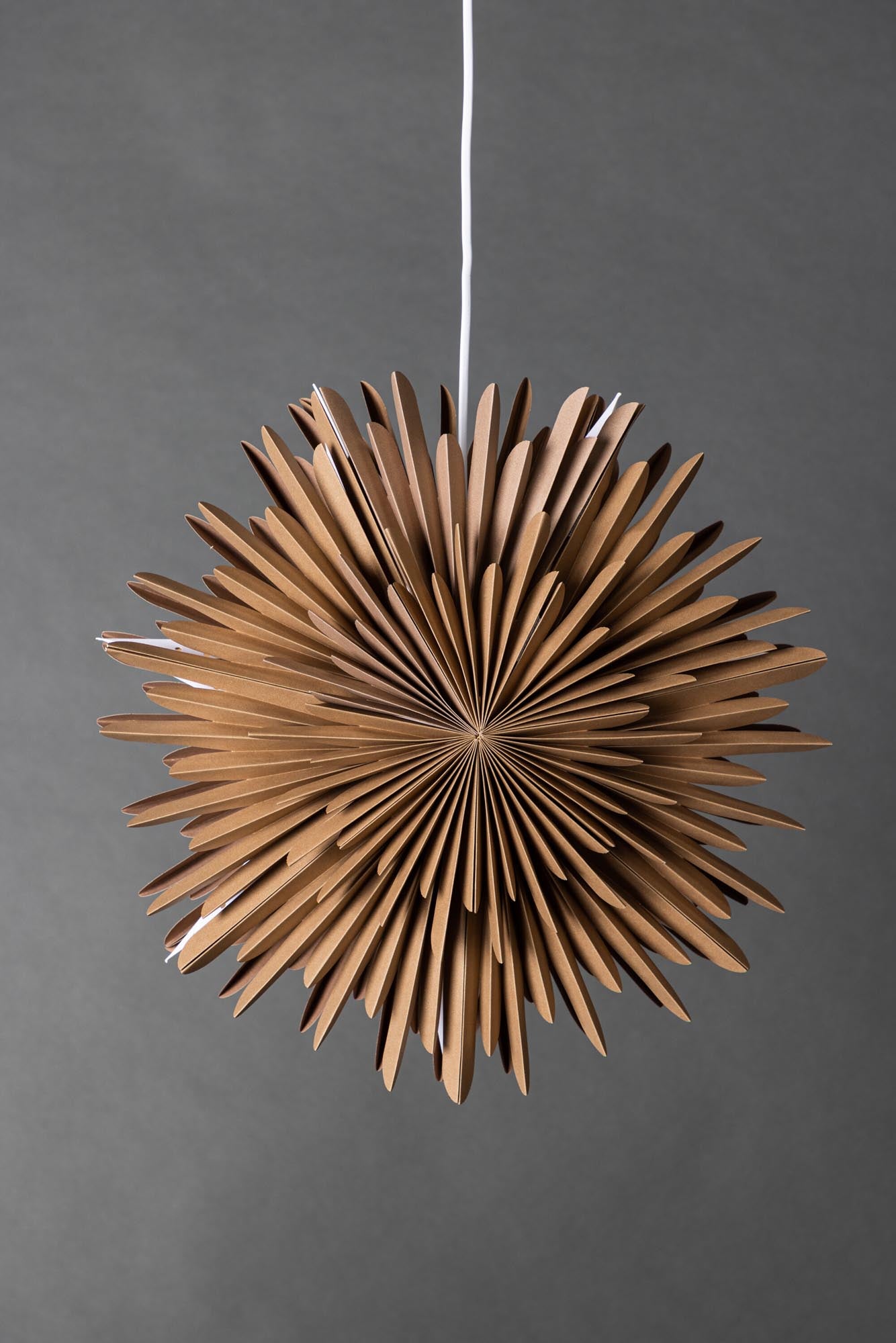 Entdecken Sie die Siegel Pendelleuchte von Venture Home – ein stilvoller Papierstern, der Ihr Zuhause mit warmem Licht und festlicher Atmosphäre verzaubert.