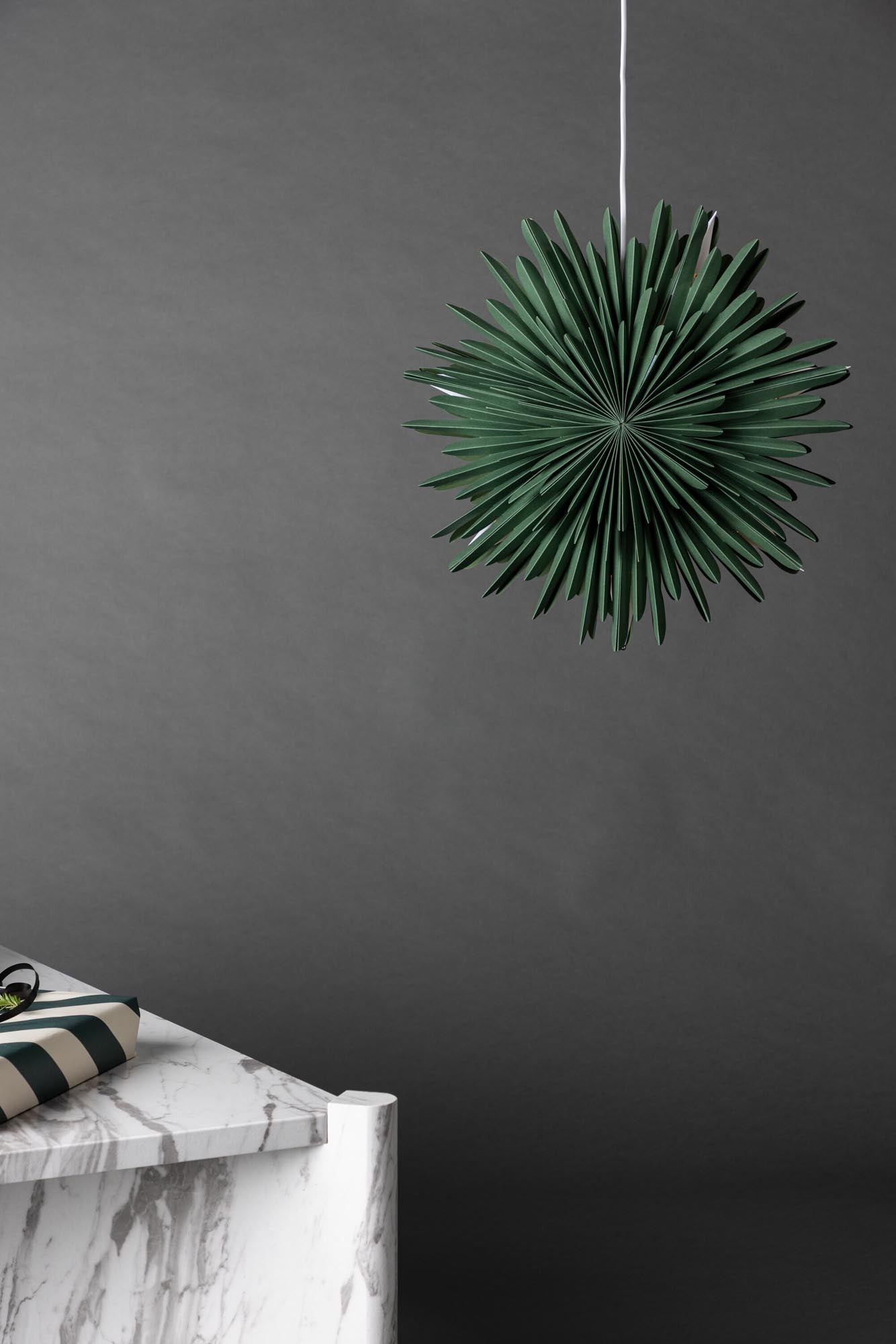 Entdecken Sie die Siegel Pendelleuchte von Venture Home: Ein eleganter Papierstern, der mit seiner faszinierenden Lichtstreuung und harmonischem Design jeden Raum in eine festliche Oase verwandelt.