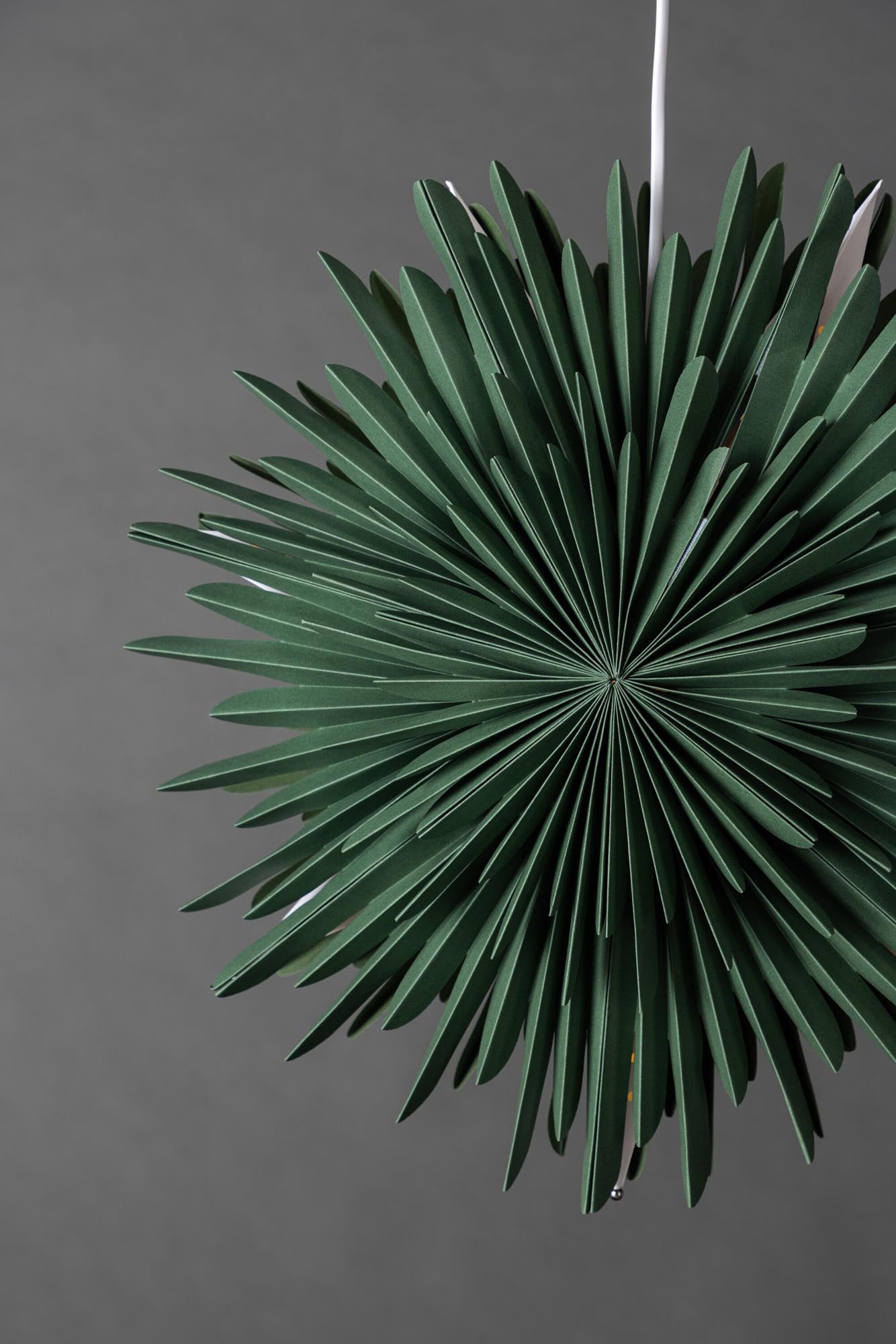 Erleben Sie die Siegel Pendelleuchte von Venture Home: Ein stilvoller Papierstern, der mit seiner warmen Lichtstreuung und zeitlosen Eleganz Ihr Zuhause das ganze Jahr über bereichert.