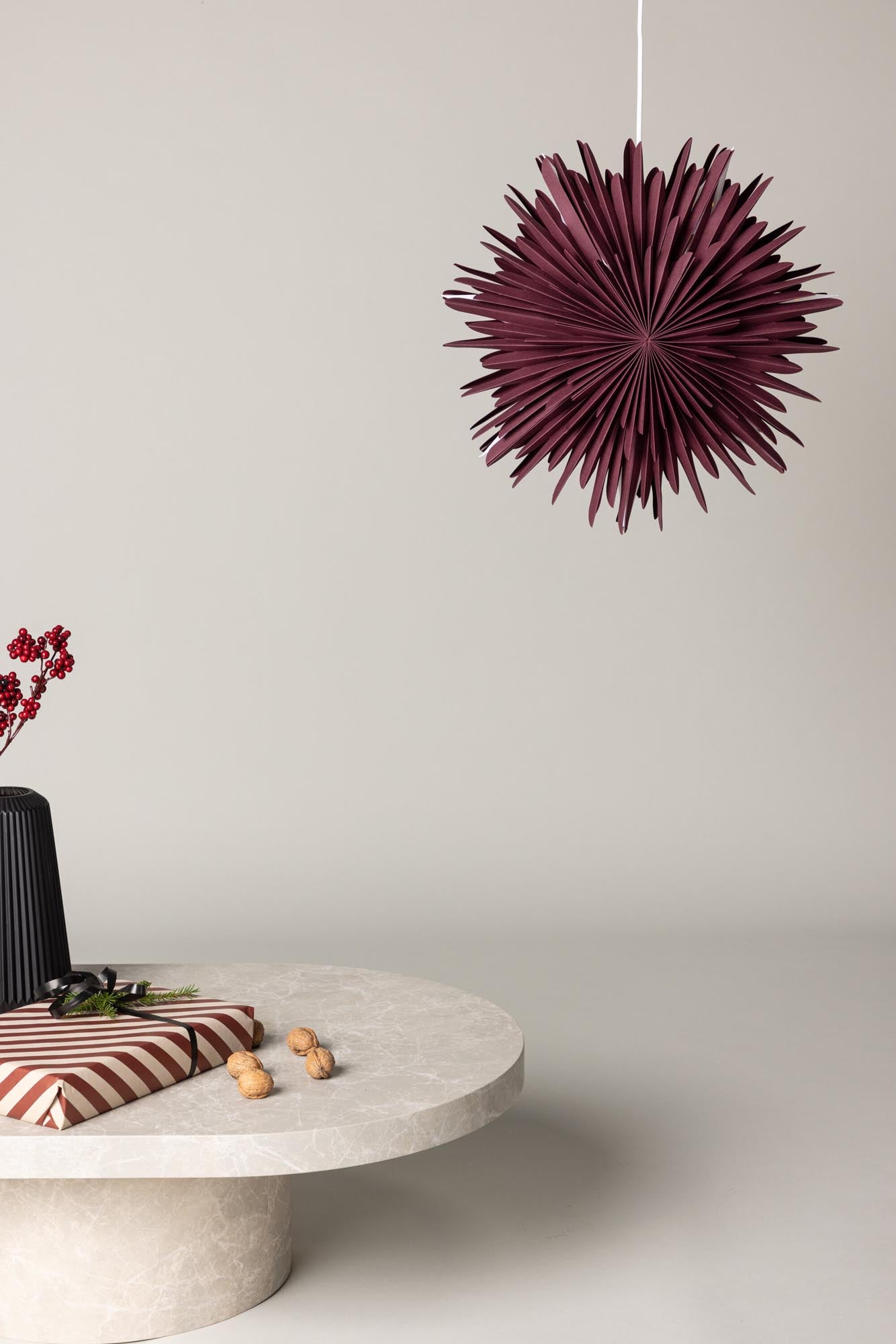 Verleihen Sie Ihrem Zuhause mit der Siegel Pendelleuchte von Venture Home einen Hauch von Eleganz. Dieser 100 cm große Papierstern sorgt für eine einladende Lichtstreuung und festliche Stimmung.