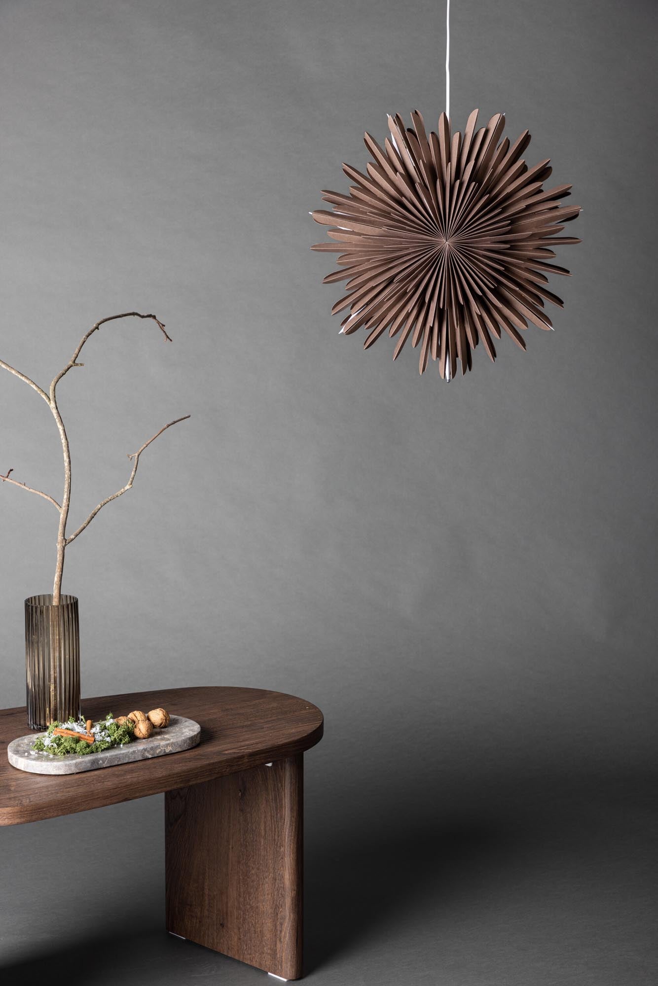 Entdecken Sie die Siegel Pendelleuchte von Venture Home – ein 100 cm großer Papierstern, der mit seiner warmen Lichtstreuung und stilvollen Eleganz Ihr Zuhause das ganze Jahr über verschönert.