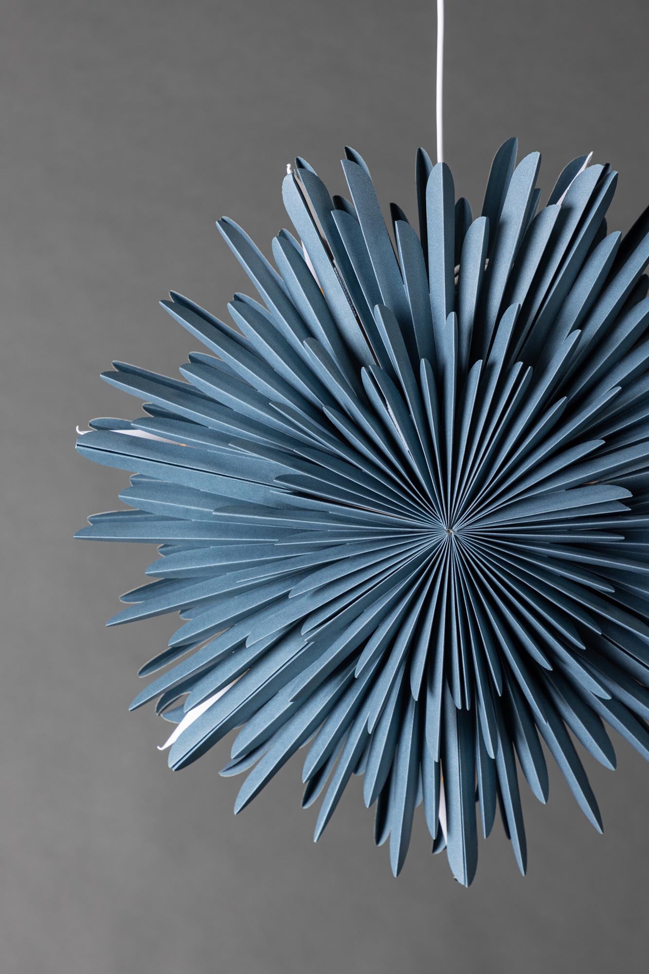 Entdecken Sie die Siegel Pendelleuchte von Venture Home – ein stilvoller Papierstern, der Ihr Zuhause mit warmem Licht und festlicher Atmosphäre verzaubert.