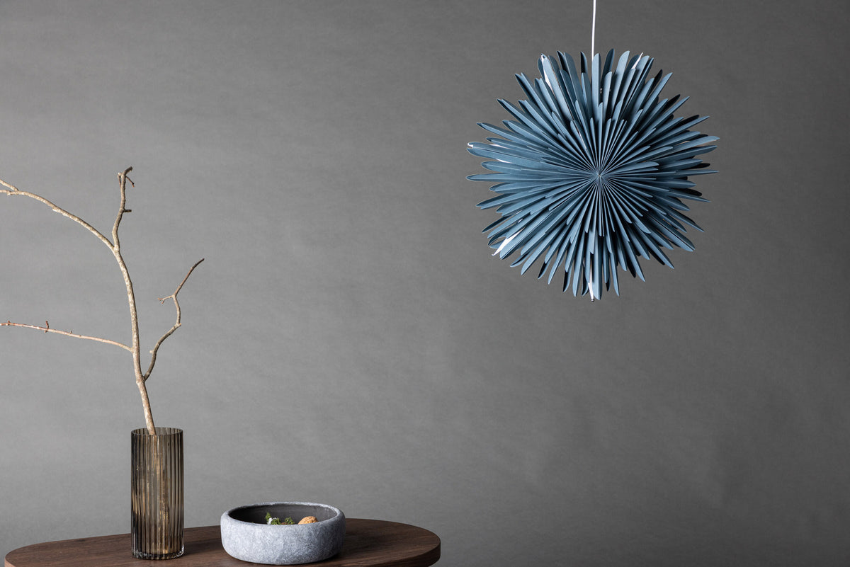 Siegel Pendelleuchte in Blau präsentiert im Onlineshop von KAQTU Design AG. Pendelleuchte ist von Venture Home