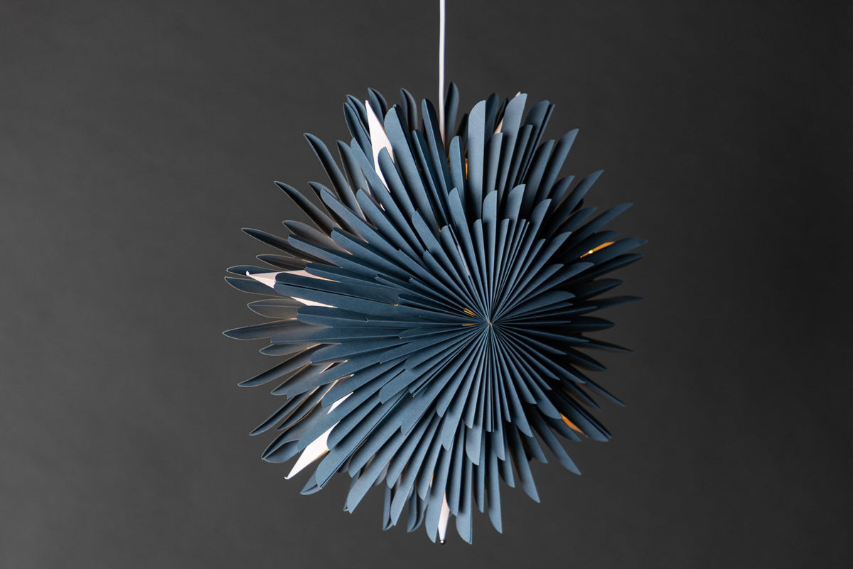 Siegel Pendelleuchte in Blau präsentiert im Onlineshop von KAQTU Design AG. Pendelleuchte ist von Venture Home