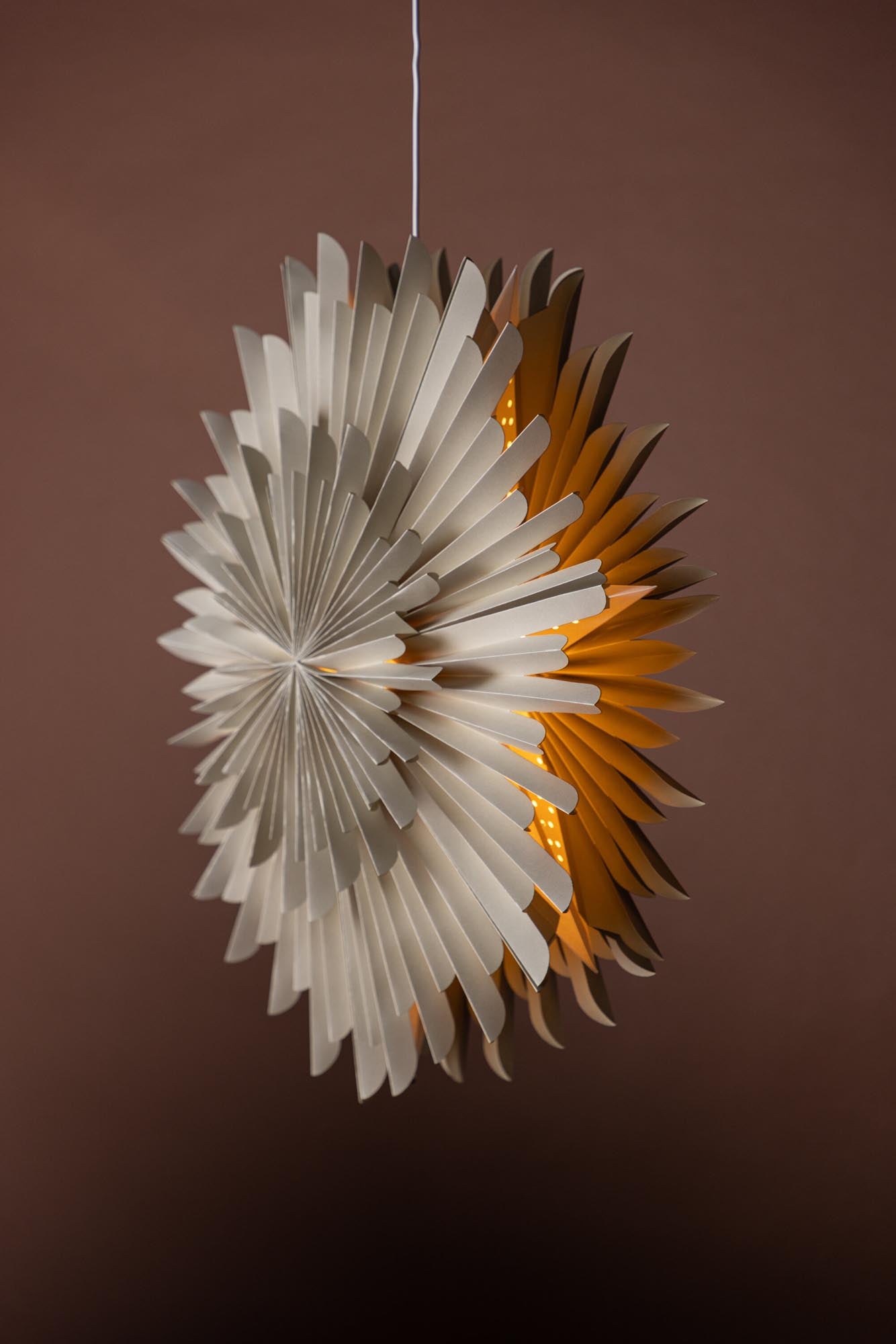 Elegante Siegel Pendelleuchte von Venture Home: Ein kunstvoller Papierstern für festliche Stimmung und ganzjährige Gemütlichkeit.