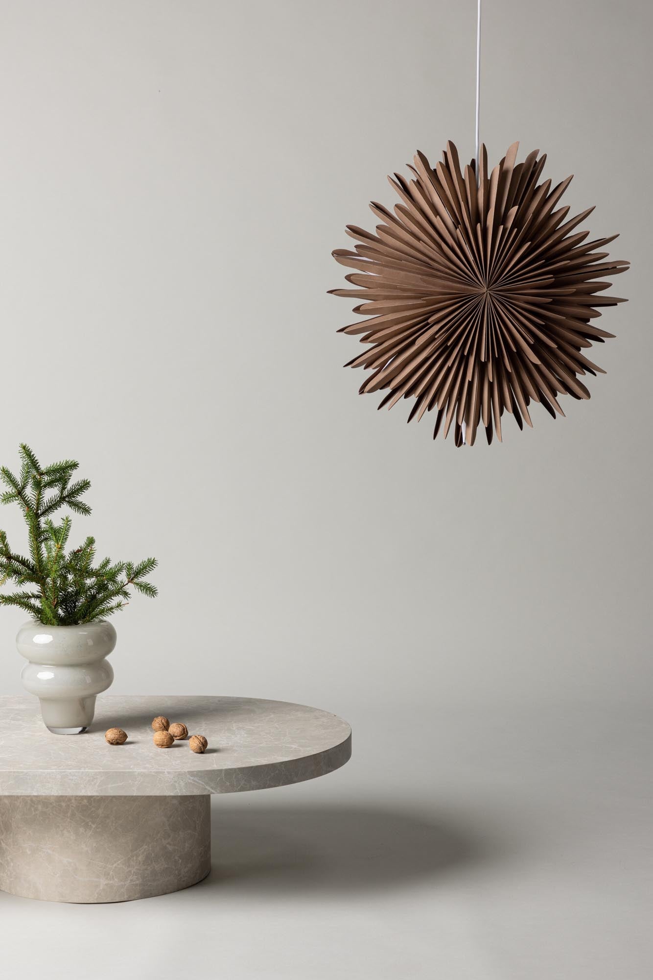 Entdecken Sie die Siegel Pendelleuchte von Venture Home – ein 100 cm großer Papierstern, der mit seiner warmen Lichtstreuung und stilvollen Eleganz Ihr Zuhause das ganze Jahr über verschönert.