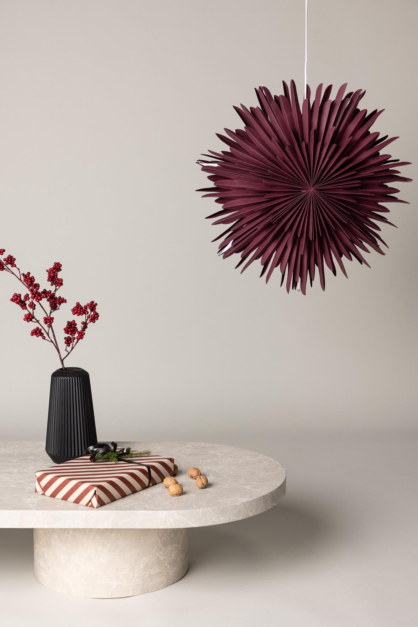 Verleihen Sie Ihrem Zuhause mit der Siegel Pendelleuchte von Venture Home einen Hauch von Eleganz. Dieser stilvolle Papierstern sorgt für eine einladende Lichtstimmung und festliche Akzente.