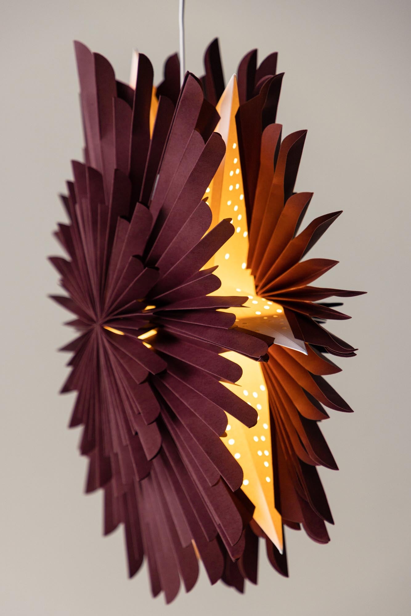 Elegante Siegel Pendelleuchte von Venture Home: Ein kunstvoller Papierstern für festliche Stimmung und ganzjährige Gemütlichkeit.