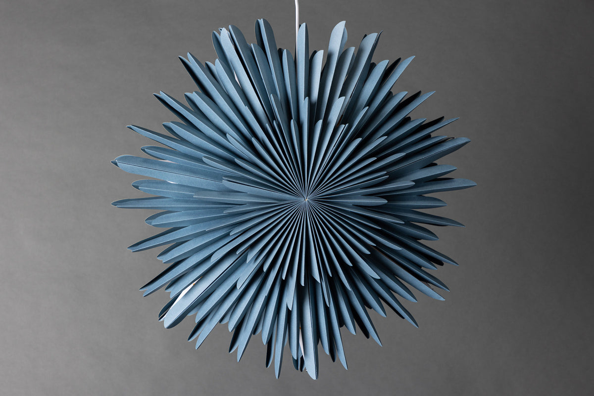 Siegel Pendelleuchte in Blau präsentiert im Onlineshop von KAQTU Design AG. Pendelleuchte ist von Venture Home