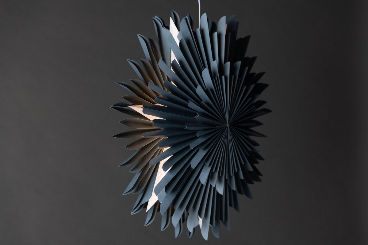 Siegel Pendelleuchte in Blau präsentiert im Onlineshop von KAQTU Design AG. Pendelleuchte ist von Venture Home