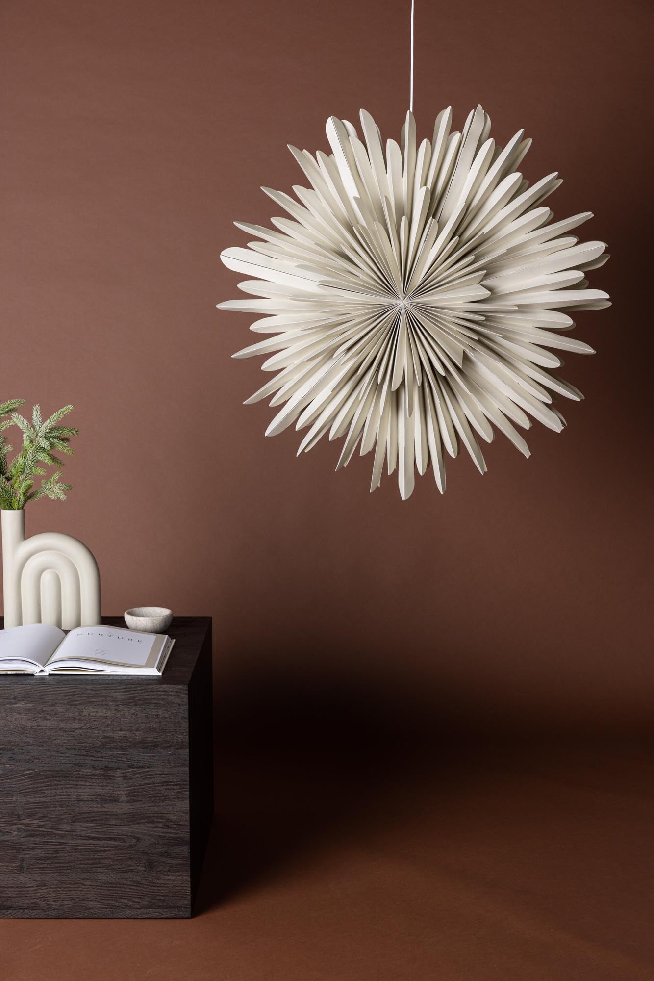 Moderne Siegel Pendelleuchte von Venture Home für zeitlose Eleganz.