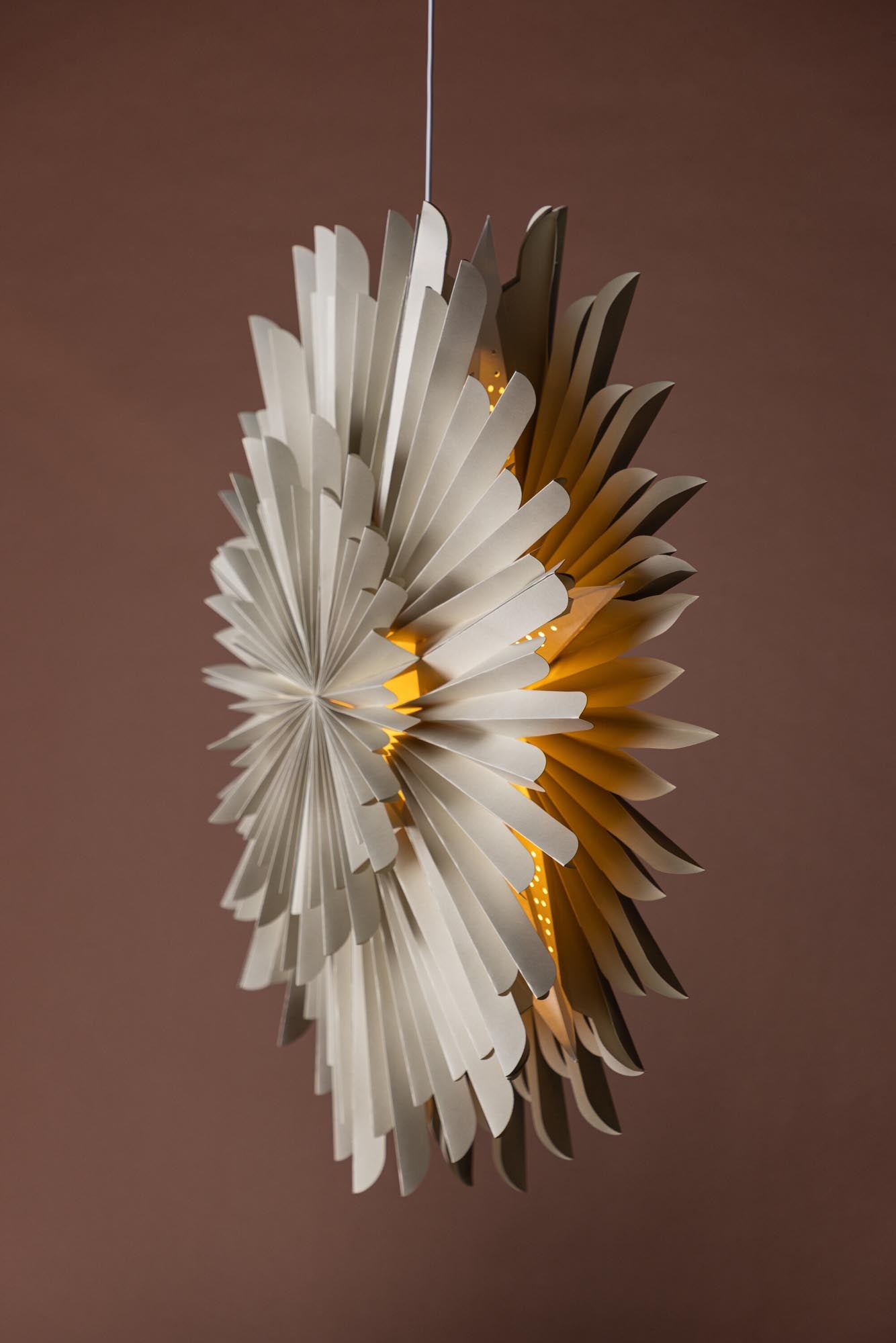 Elegante Siegel Pendelleuchte von Venture Home: Ein kunstvoller Papierstern für festliche Stimmung und ganzjährige Gemütlichkeit.